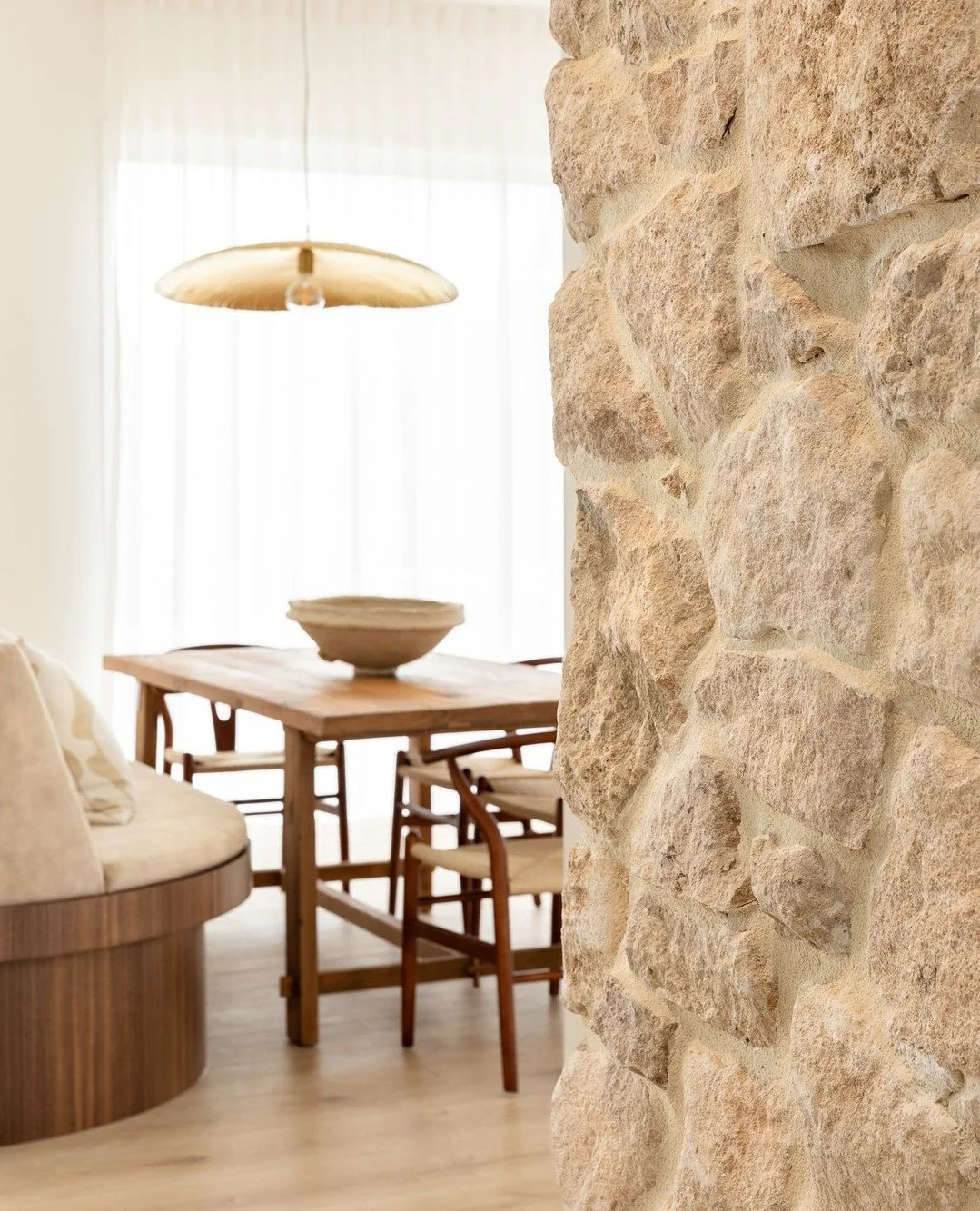 Do you cringe a little when you hear &ldquo;indoor/outdoor flow&rdquo;? Blugh, me too. 🙃 ⁠
But here&rsquo;s a version that feels genuinely considered and beautifully executed. At the Dune View project (by @curated_build), limestone stacked cladding 