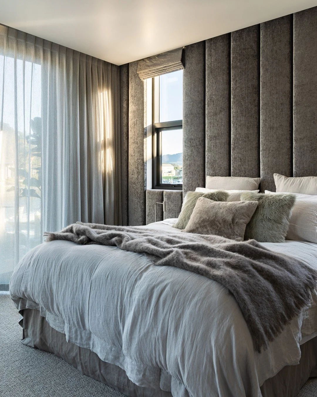 CONFESSION: I&rsquo;m the person who walks into a space and cant resist touching everything. 🤭

Lush bedding? Touch.
Textural sheers? Touch.
Velvet bed head that&rsquo;s an entire wall?! Definitely touch.

Can you relate? 

Before I even pick up my 