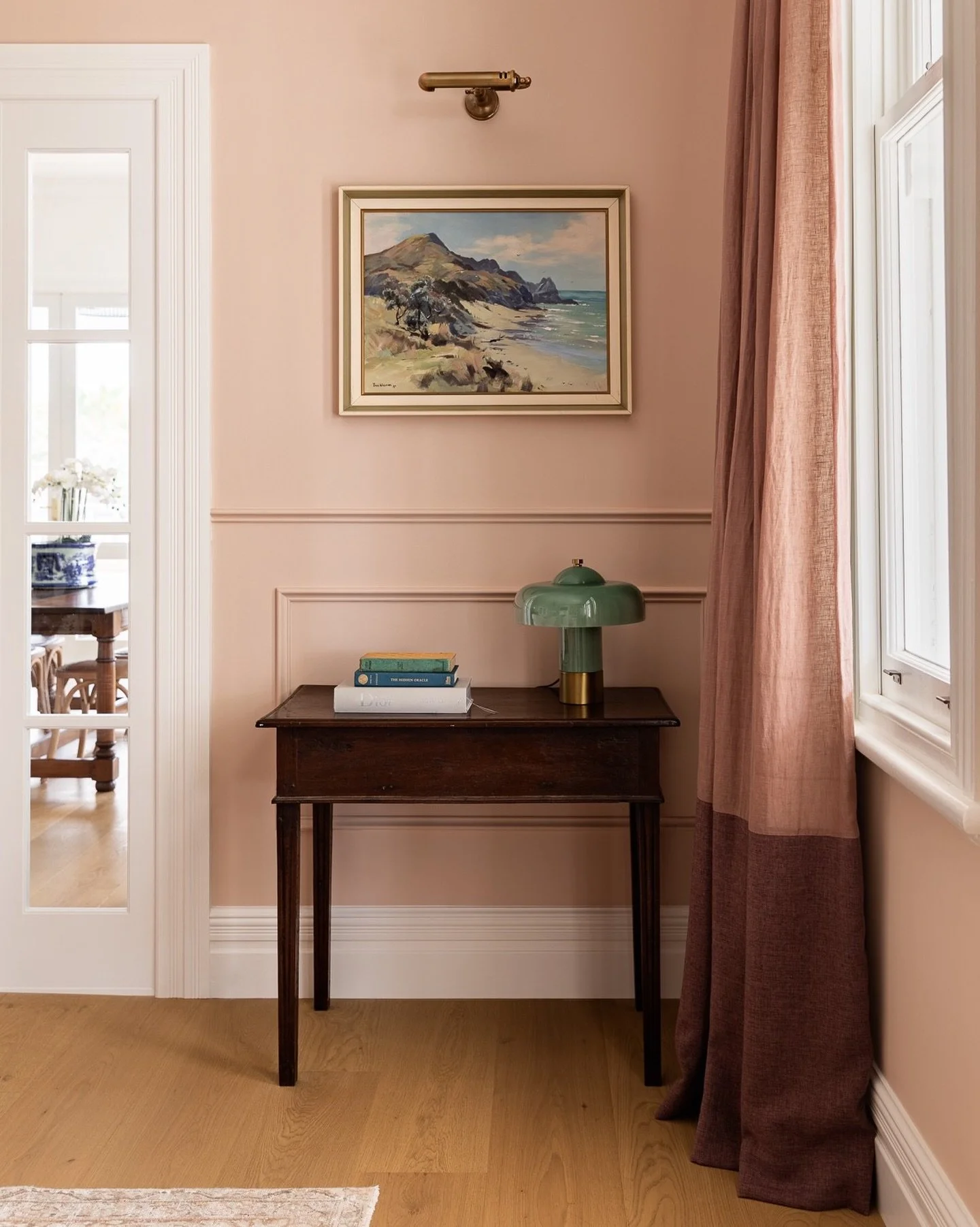 Proof that quiet doesn&rsquo;t mean unnoticed.
It&rsquo;s these quieter moments that make a home feel complete. Lived in. Home.

Soft light, aged timber, and a perfectly muted blush from @AaltoPaint selected by the talented @FremontStudioCo for the G