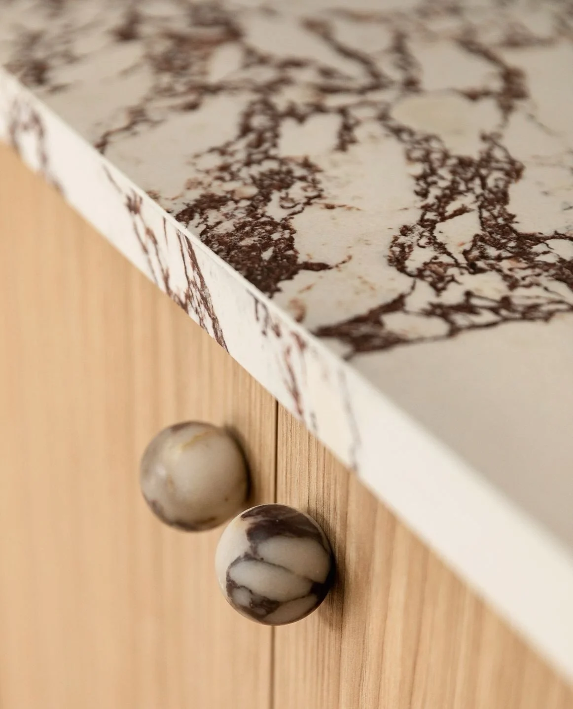 Proof that the smallest details can carry the most charm. 😍⁠
A custom built-in bar in natural oak and ceramic stone, finished with the sweetest little sphere knobs on the planet and fluted glass cabinets above - Ready for stocking with your favourit