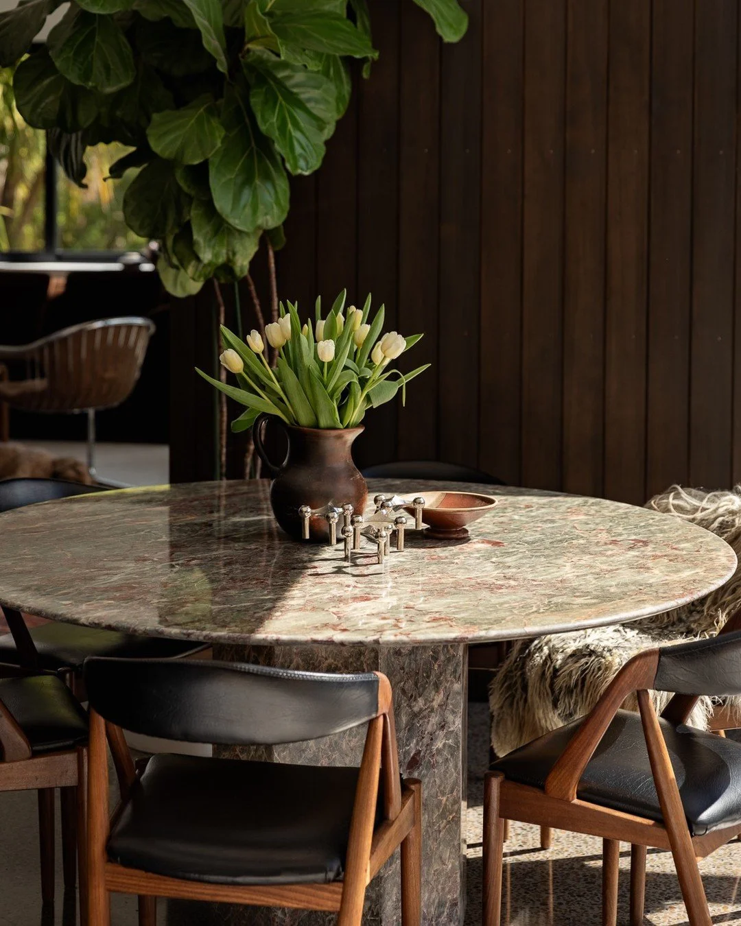This moment from a beautiful Ashley home in Northcote is giving all the slow Sunday energy. 
I can almost taste the coffee, hear the crinkle of the paper, and catch the scent of an @ashleyandco Tui &amp; Kahili candle drifting through the space.

Cap