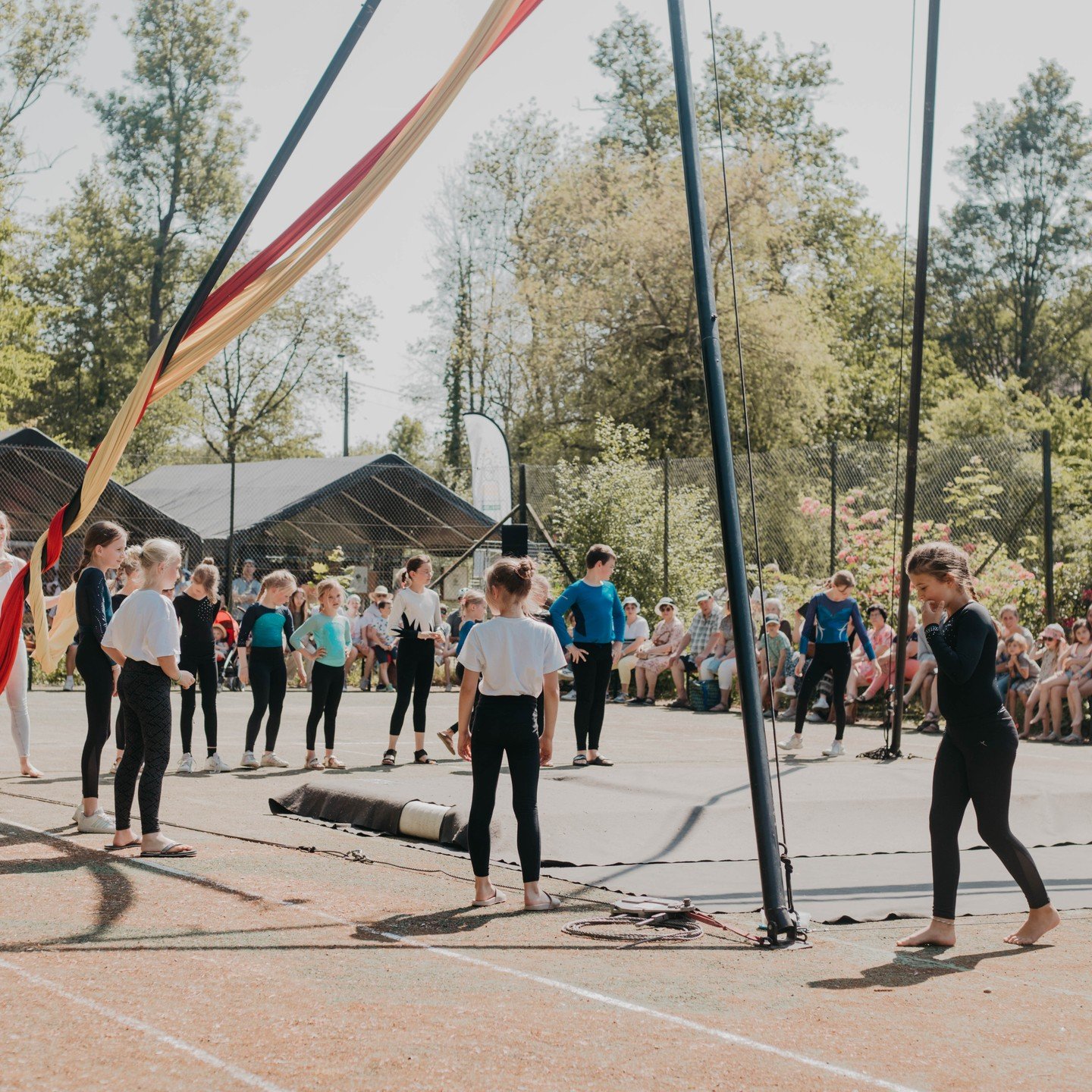 Initiation au tissu a&eacute;rien, Spectacle de nos &eacute;l&egrave;ves et Spectacle CONTACT.2.0... On en garde un trop beau souvenir 😍😍😍 ! Votre pr&eacute;sence et vos applaudissements de ce dimanche nous ont combl&eacute;s de joie... Merci &agr