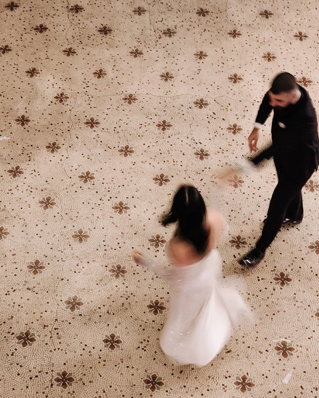 Welcome to the world of Rylee and Ryan- a little moody, a little luxe, and oh so very Melbourne. On a wintery eve, with rain lightly blanketing the city these two vowed I do forever at the iconic @rendezvousmelbourne 

Both creatives themselves, thes