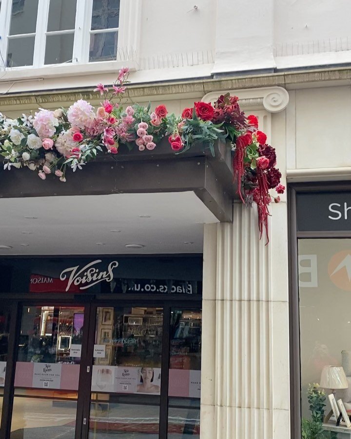 We got @voisinsdepartmentstore Coronation ready 
Faux flowers red white and blue with a dash of pink to connect the red with the white. 

#wildethyme #wildethymeflowers #shopfront #visitjerseyci 
#fauxflowers