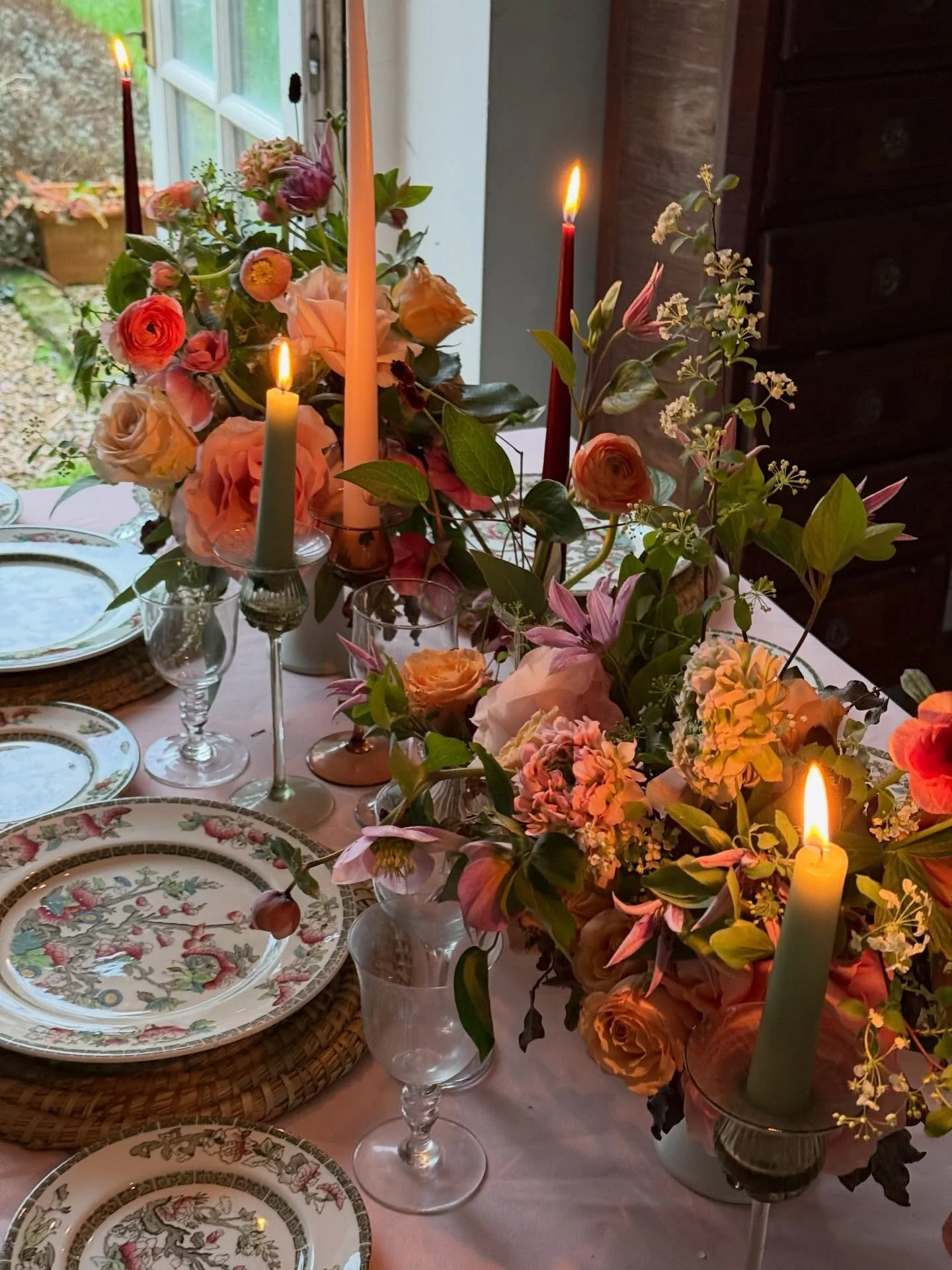 Candle lit ranunculus, hellebores, spirea and vintage finds. Can a Winter moment be more delicious? 

#wildethyme #wildethymeflowers #clarabarthorp #winterflowers #tablescapestyling