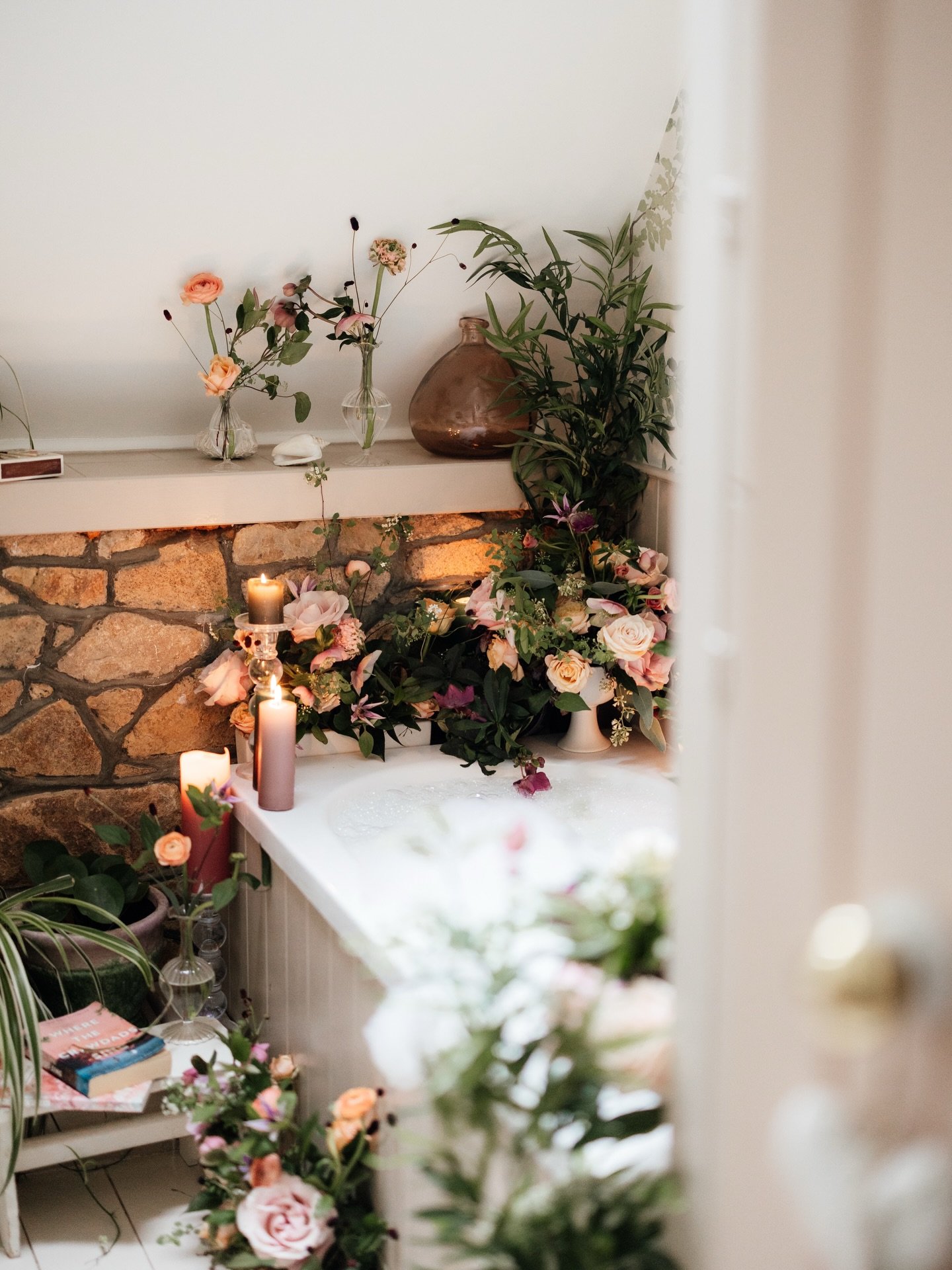 Sometimes you just need to have fun with your flowers and spaces.
Here I had a creative dreamy moment with @sophiedarwinphotography .

Bathing in a flower filled room is utter bliss. I highly recommend it🍃✨

Wall paper is @lewisandwood 
Woodwork is 