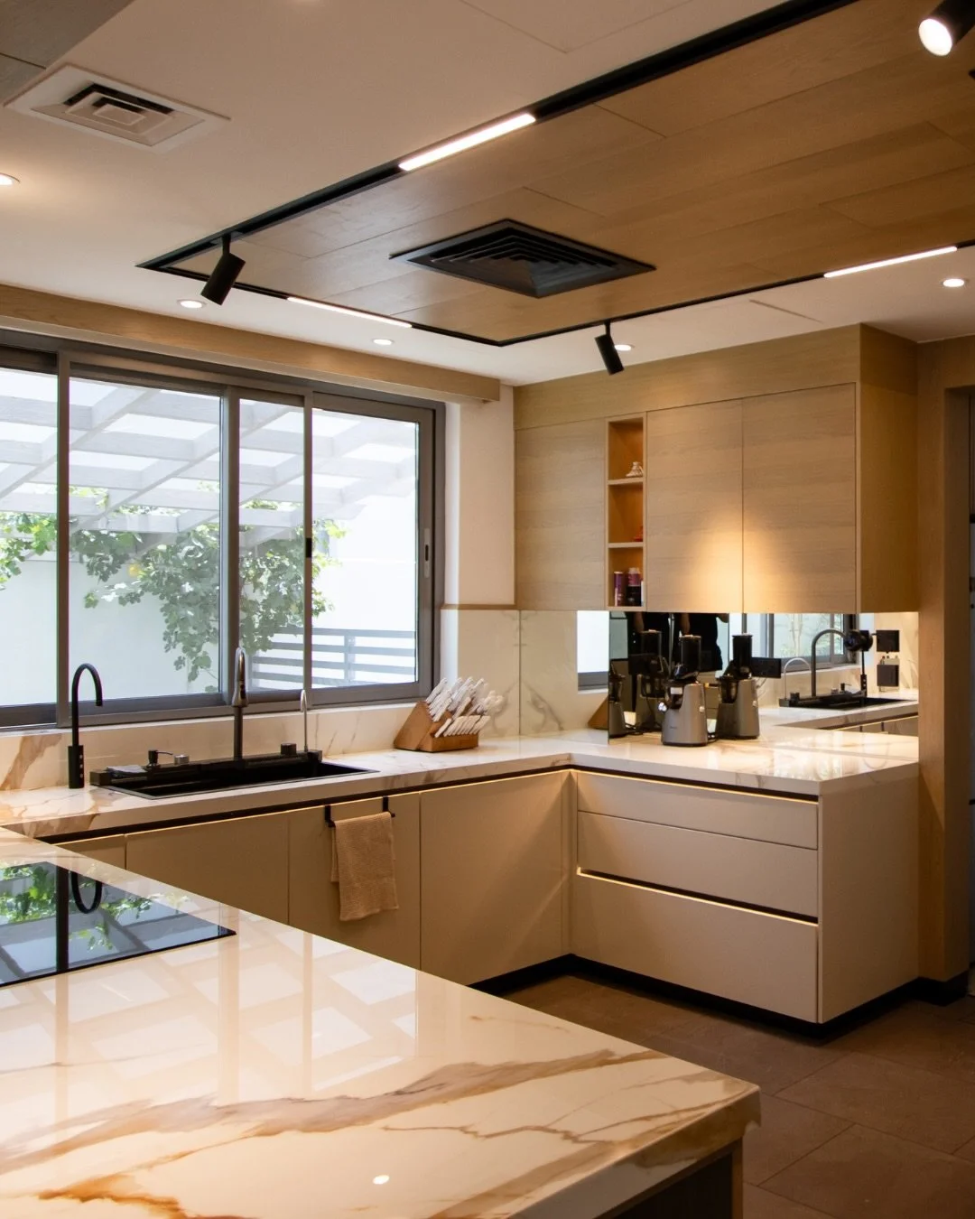 A kitchen that listens quietly and responds only when needed.
Smart, Alexa-powered technology is seamlessly integrated into the design, supporting everyday rituals while preserving a sense of calm, clarity, and flow.
Luxury here is effortless, intell