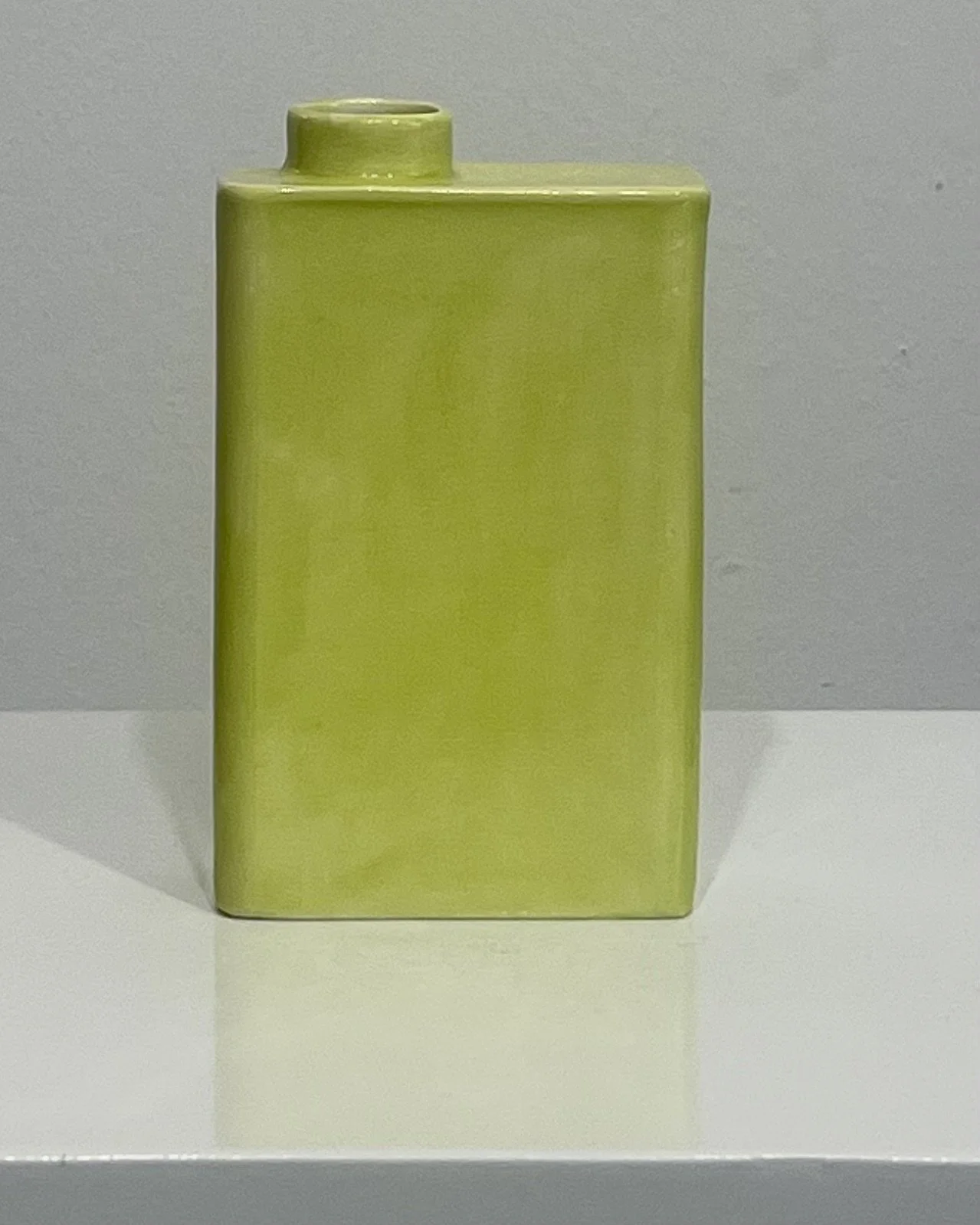 Handmade porcelain carton vase C26.9 finished in Pear glaze