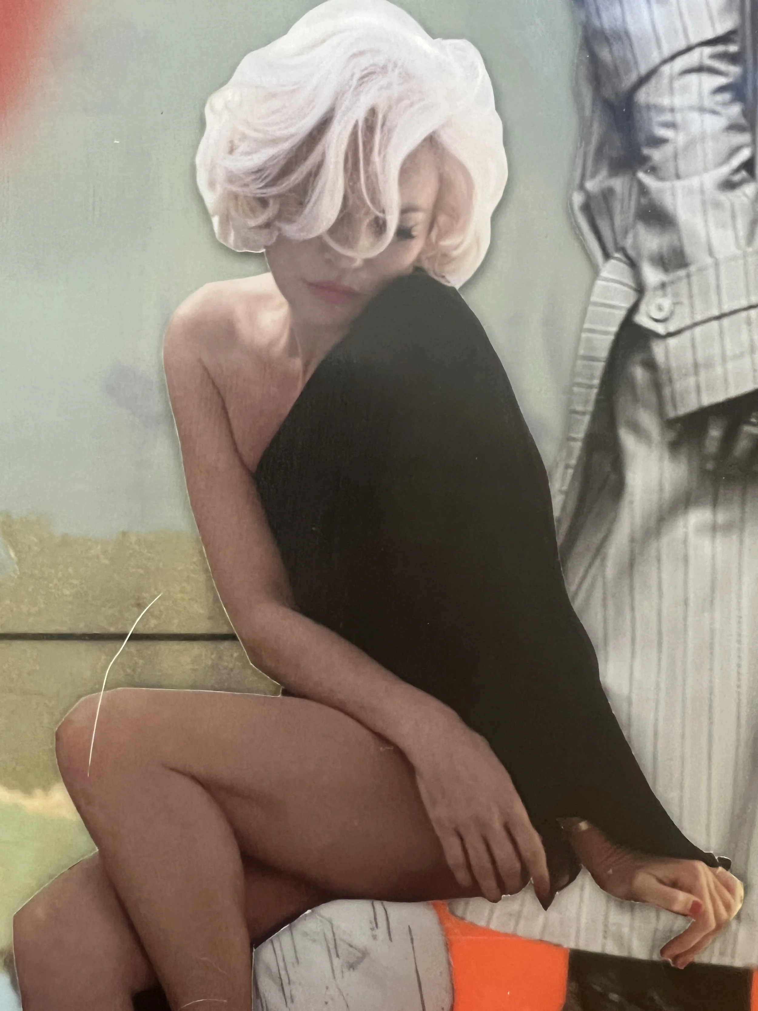 d-say-i-lost-my-heart-to-you-but-in-reality-it-was-my-mind-seated-figure-detail.jpeg