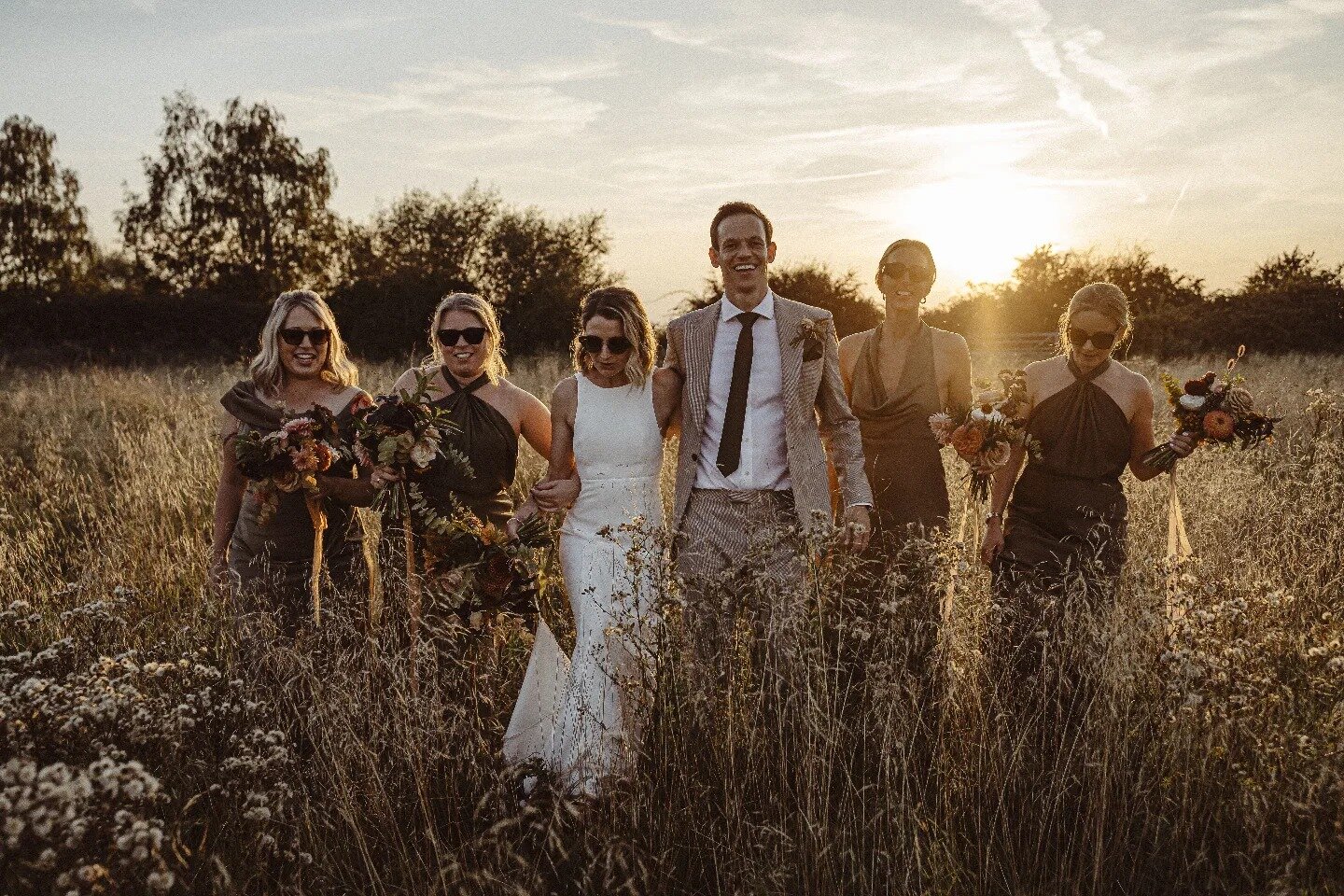 SUNSET IN SEPTEMBER // Just love these sunset shots of Abi, James and their bridesmaids by @joeburfordphotography 🌅 Just the most gorgeous colours.
.
.
.
.
.
.
#septemberwedding 
#oxfordshireflorist 
#berkshireflorist 
#bridesmaidbouquet 
#dahlias 
