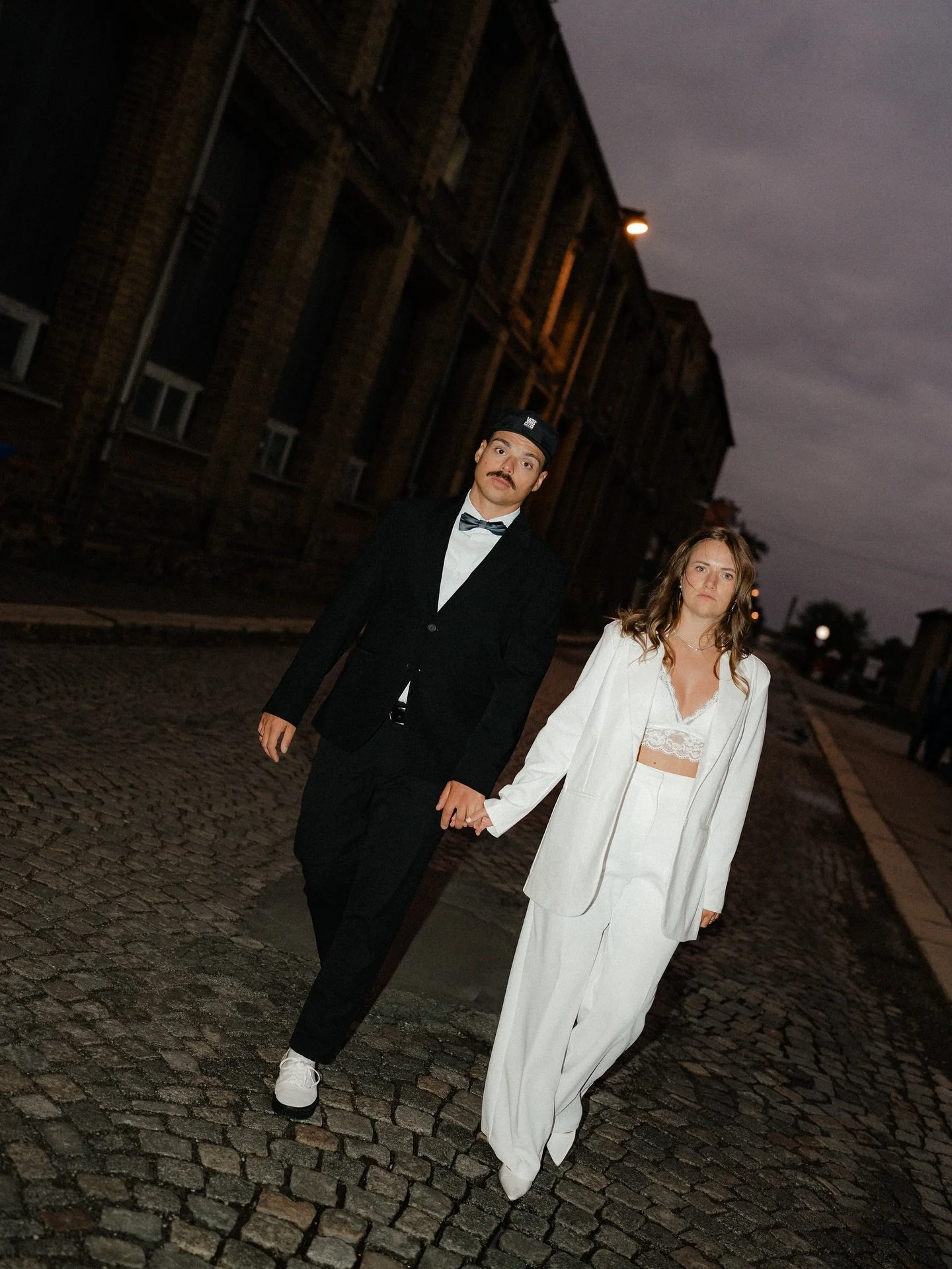 Das sind wir! @iese.shm 💍 @nicolasschebitz 
Nach &uuml;ber 10 Jahren haben wir in kleinem, fast geheimen Rahmen Ja gesagt. Es war genau so, wie es f&uuml;r uns richtig war &ndash; leise, liebevoll und einfach perfekt.

📸 A huge thank-you to the tal