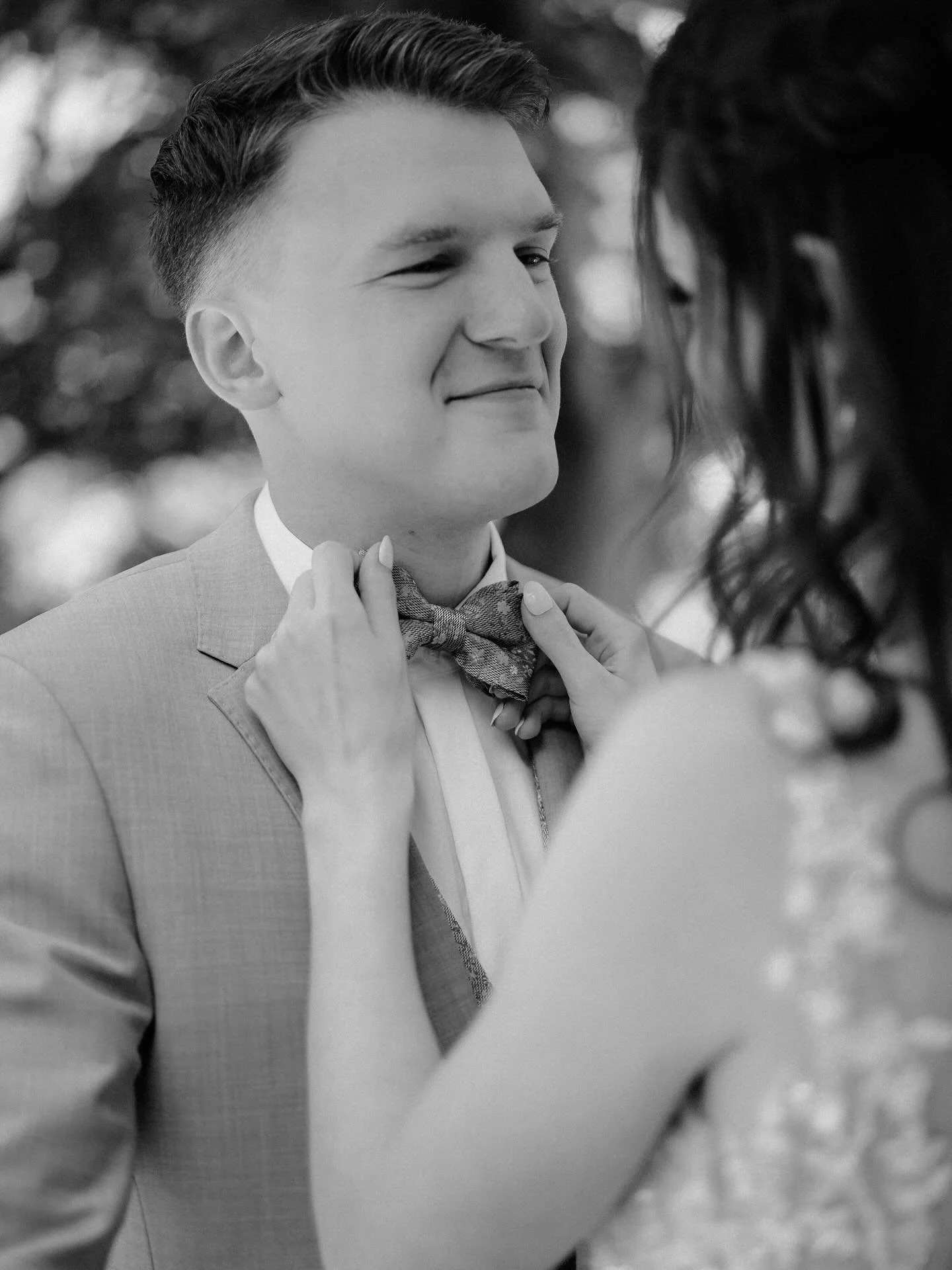 Eleganz steckt im Detail - Fliege, Krawatte oder ein Statement ganz f&uuml;r sich. 👔🤵🏽&zwj;♂️💒

Much Love. 🤍

#wedding #weddinglook #photographer #photography #weddingphotographers #weddinginspiration #weddingdetail #weddinglove #photos