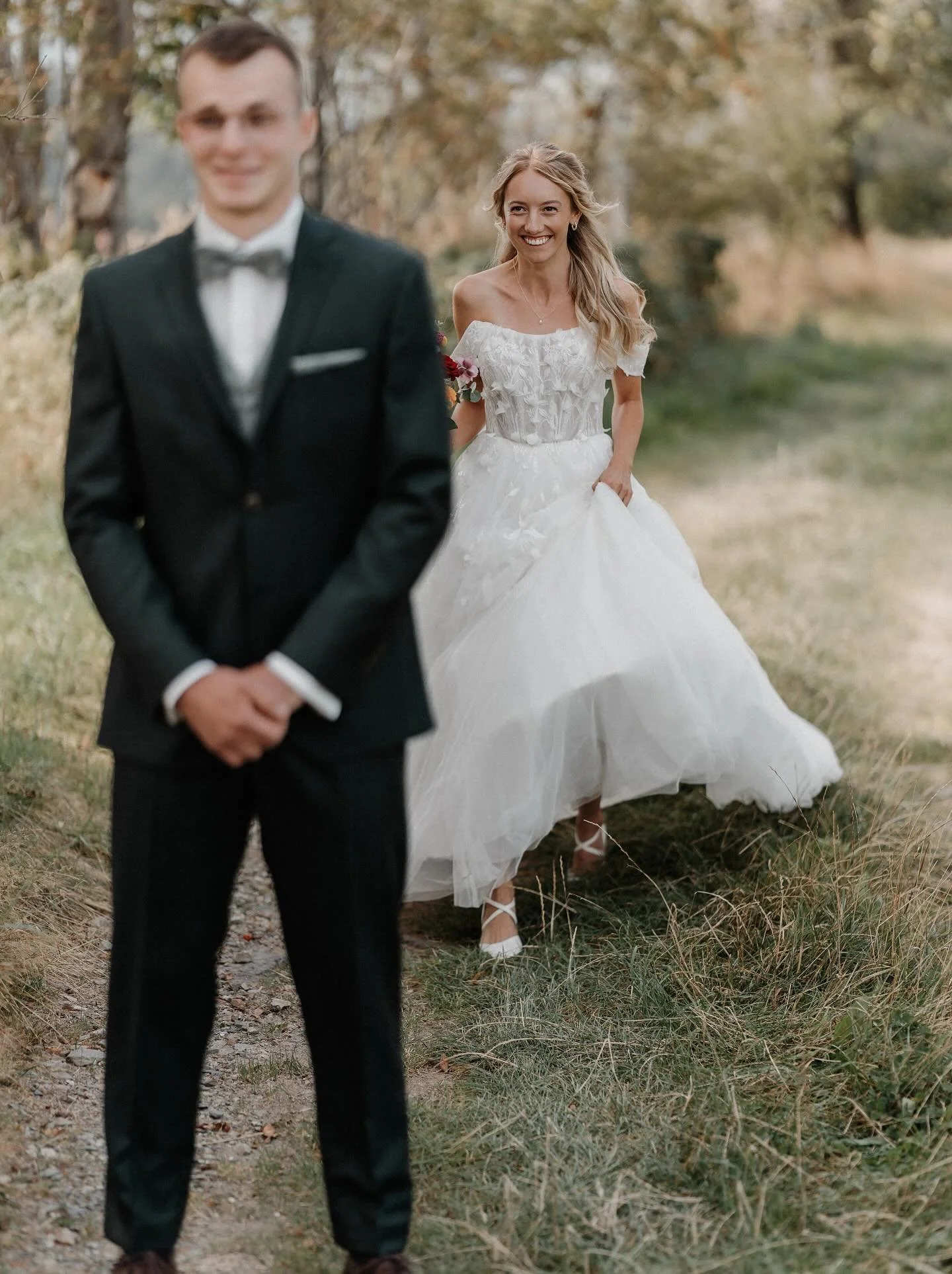 Nicht nur f&uuml;r Braut und Br&auml;utigam ist dieser Moment etwas ganz Besonderes. 👀 Auch wir als Fotograf:innen sind jedes Mal aufs Neue aufgeregt. 🫣😱

Das Prickeln, die Vorfreude, die Aufregung in der Luft &hellip; einfach verr&uuml;ckt! 💕💒
