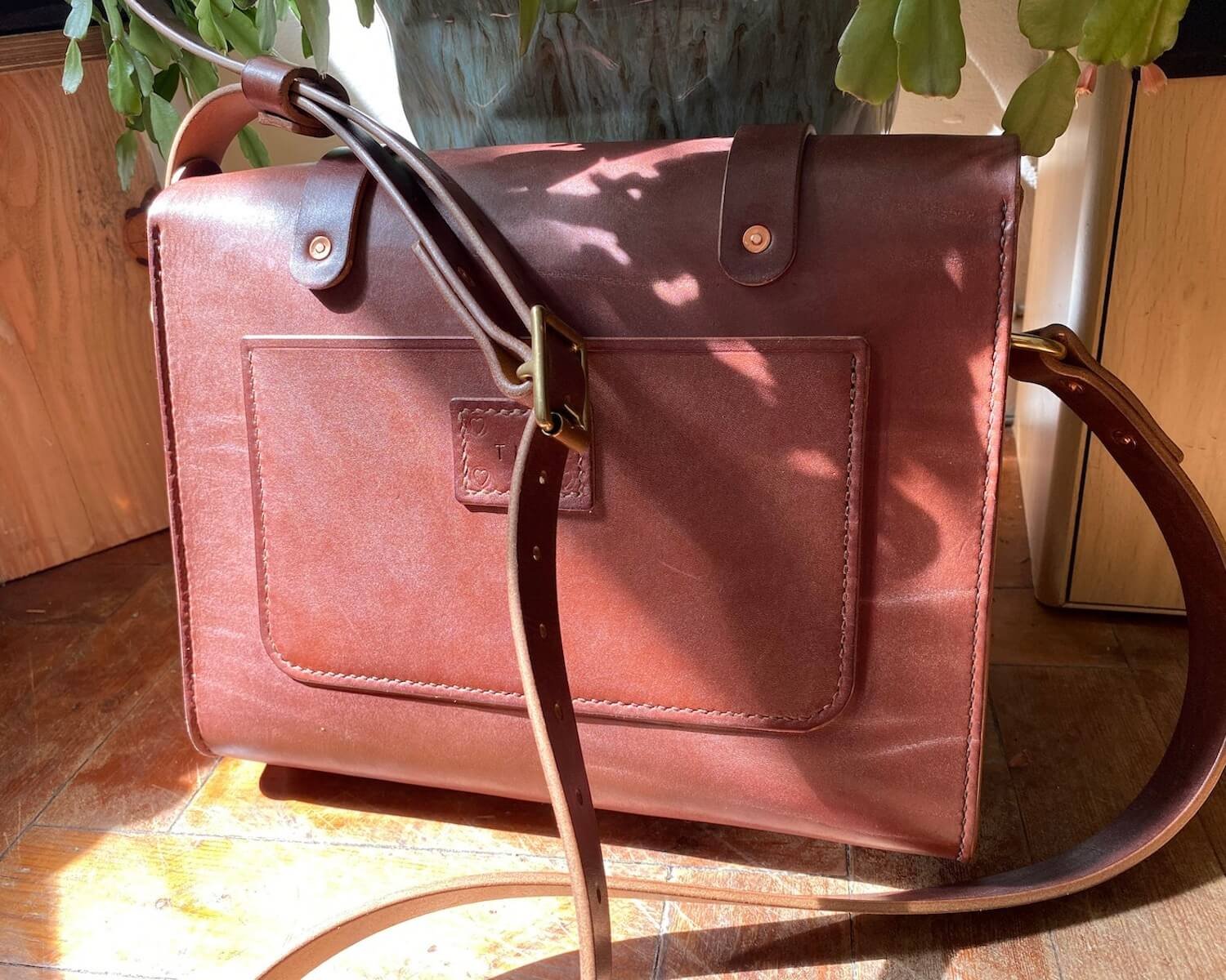 Rundlestone-Messenger-Bag-Leather-08.jpeg