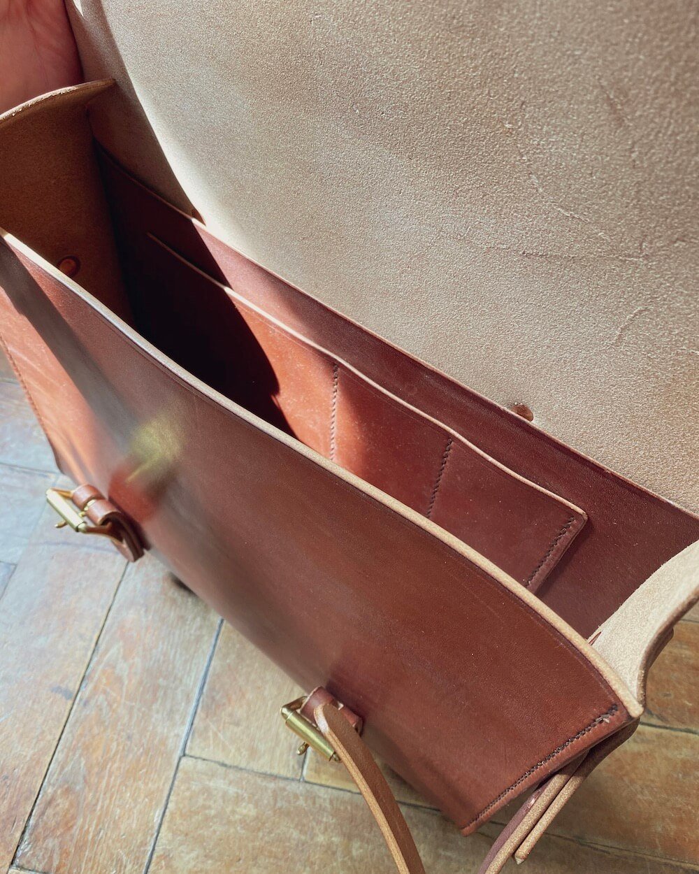 Rundlestone-Messenger-Bag-Leather-09.jpeg