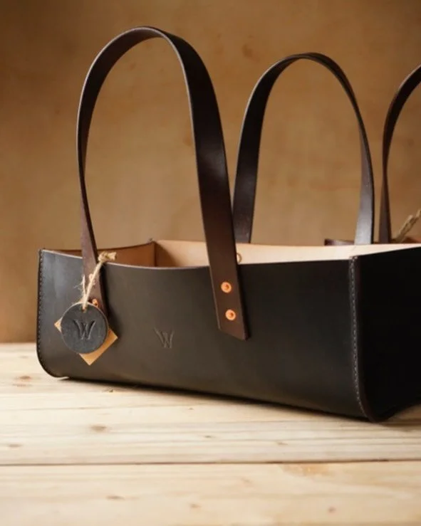 Foraging season 

#foraging #gardener #trug #foragers #gardeningtools #autumnseason #leathercraft #toolbag #craftbag #britishleather #oakbarktanned #warrinerleather