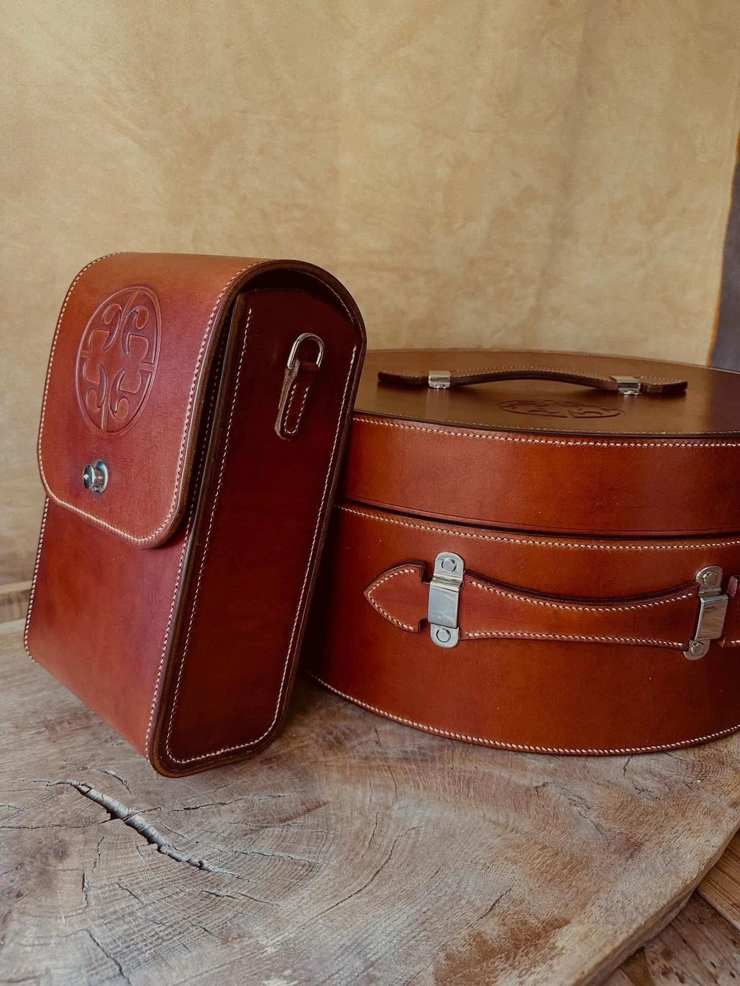 Another set of car cases for the beautiful @r33_stradale designed by the amazing team at  @pristine_panel_work 

Truly an honour to have be invited to design and make these cases .. the larger round case sits under the bonnet , and the smaller case s