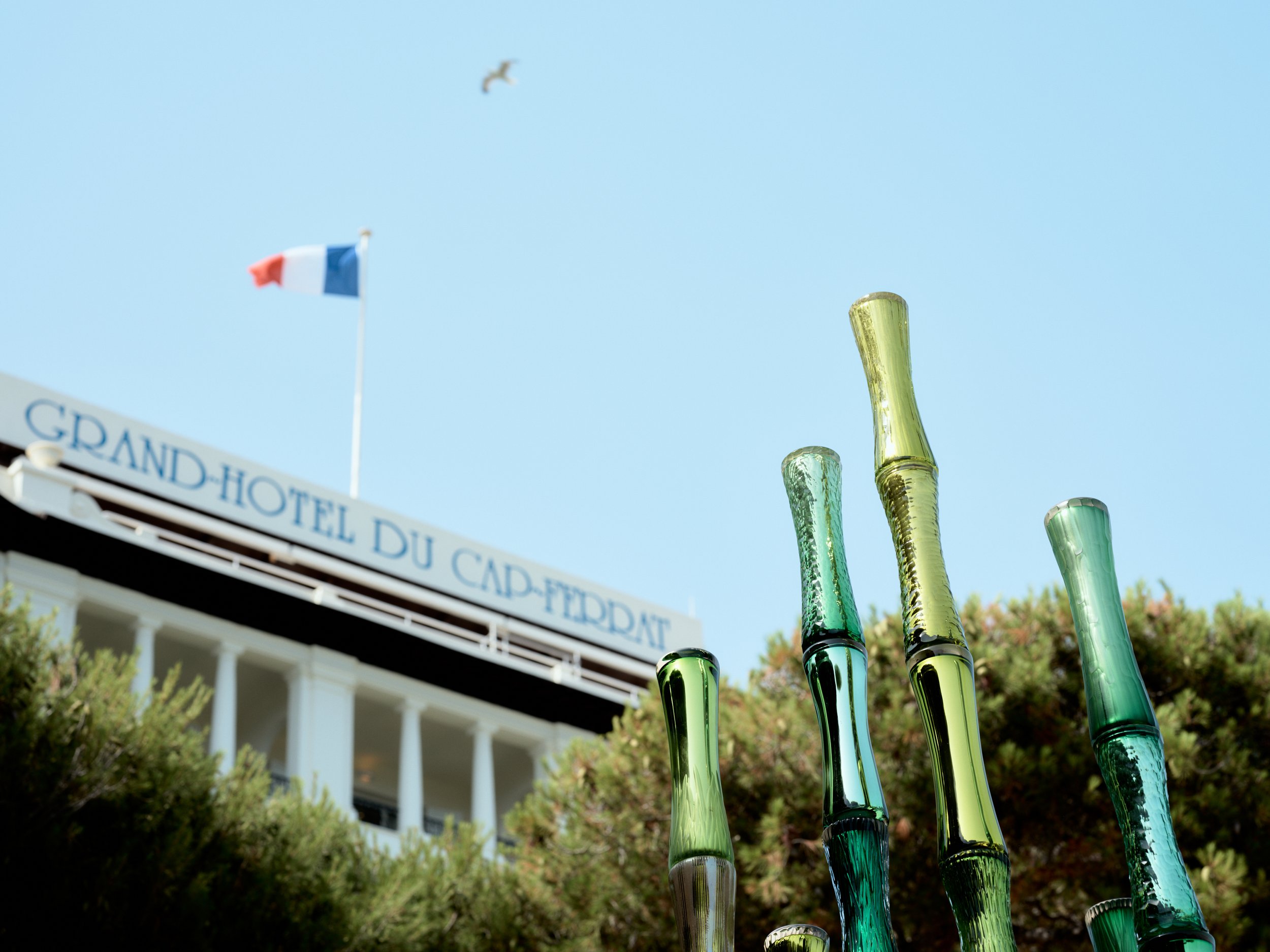 Antoine Pierini sculpte la nature en formes symboliques. Ses Colonnes Roseaux qui tendent vers l’épure sont un hommage par le verre à la Colonne sans fin de Constantin Brancusi. Elles sont ce lien entre intérieur et extérieur, l’homme et son milieu,
