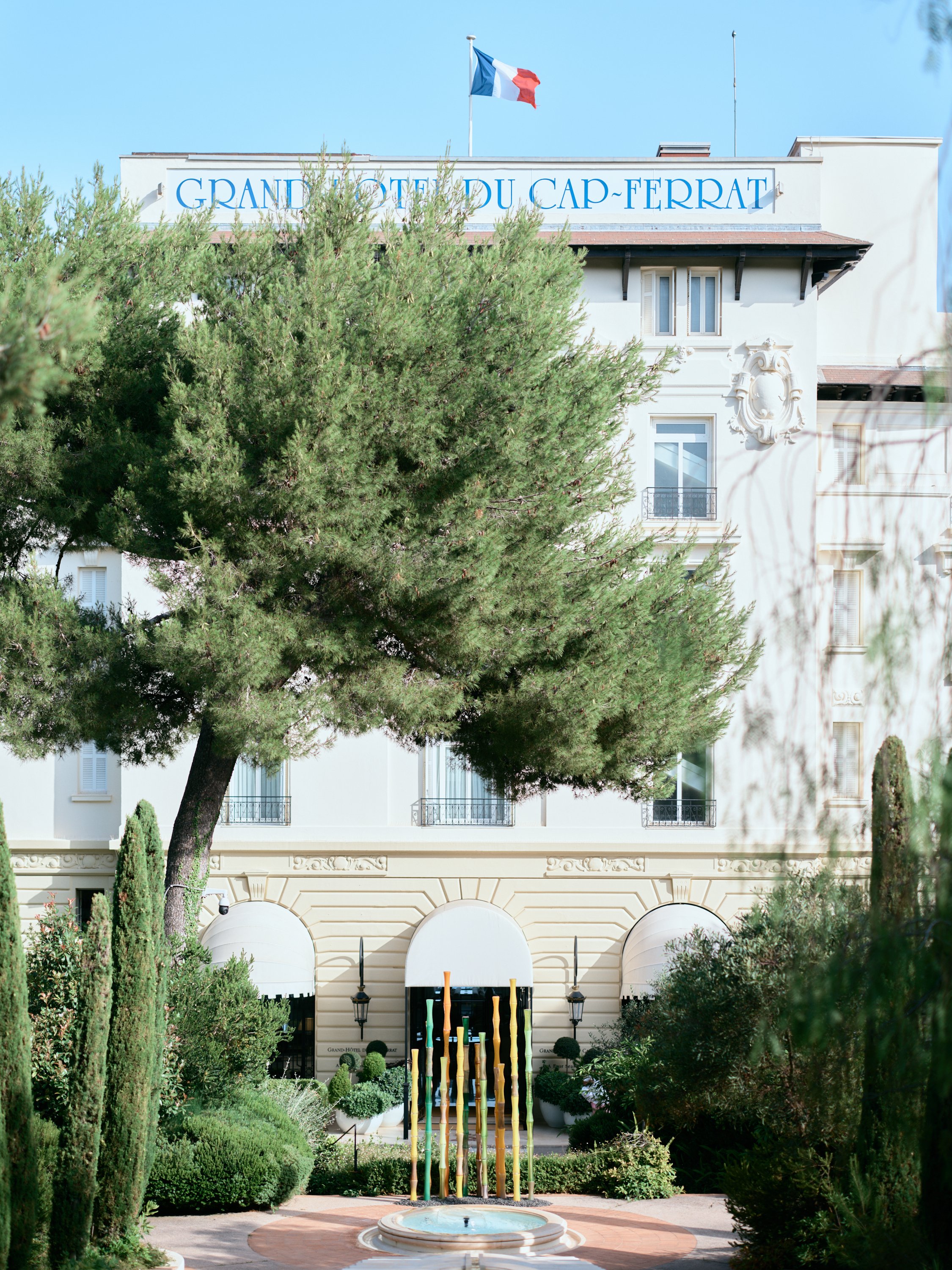 Antoine Pierini sculpte la nature en formes symboliques. Ses Colonnes Roseaux qui tendent vers l’épure sont un hommage par le verre à la Colonne sans fin de Constantin Brancusi. Elles sont ce lien entre intérieur et extérieur, l’homme et son milieu,