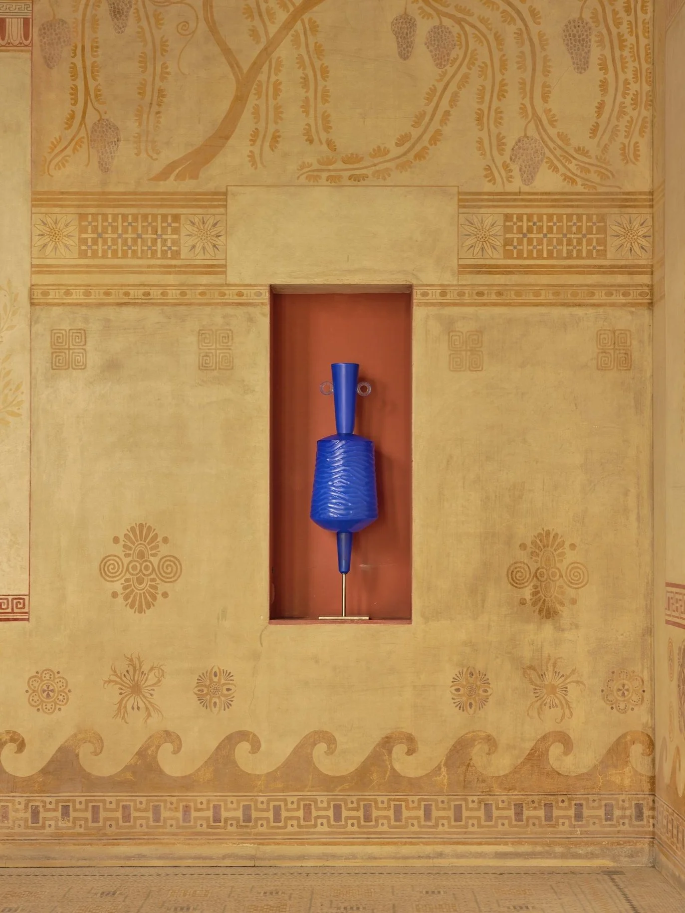 Vestiges Contemporains - 2022
Appartenant à la grande famille d’amphores anthropomorphes créées par Antoine Pierini, marquées par leurs couleurs, leurs matières et dont les anses se développent comme des oreilles à la Max Ernst, ces sculptures sont
