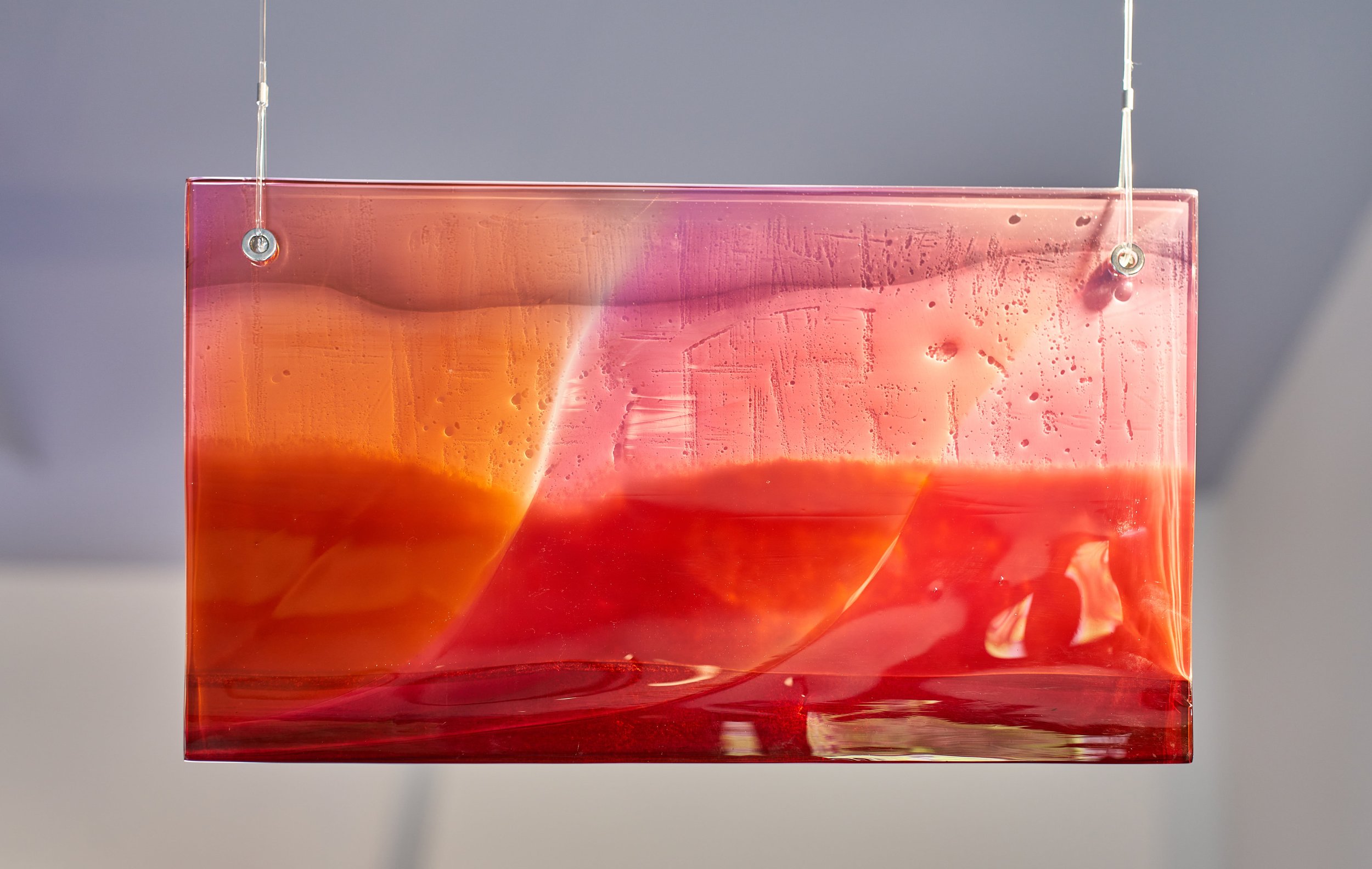 A l’image des glacis de la peinture à l’huile, les couches de verre successives apportent aux Horizons leur profondeur et leur richesse chromatique. Ces écrans de verre invitent à regarder au-delà.