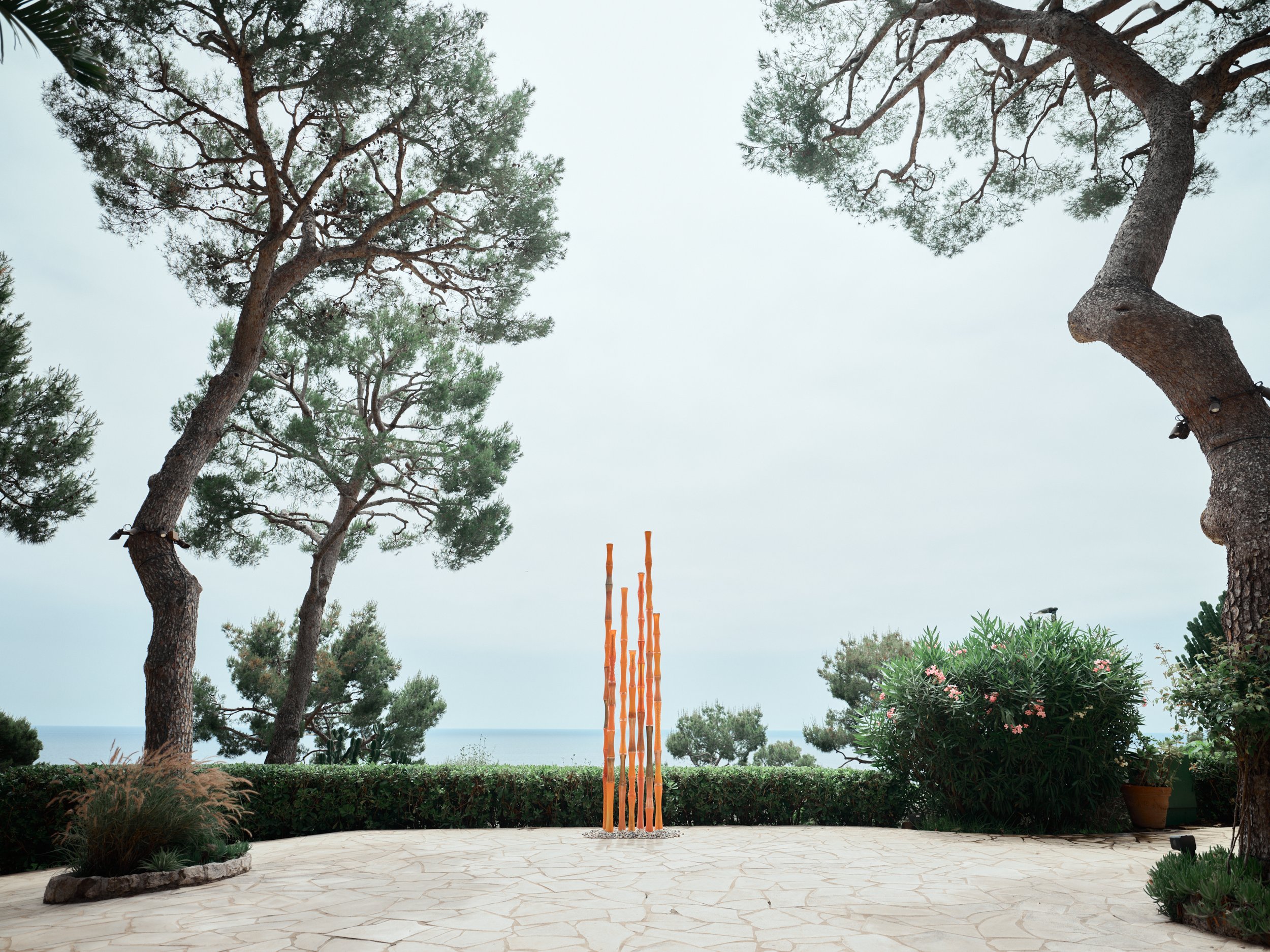 Antoine Pierini sculpte la nature en formes symboliques. Ses Colonnes Roseaux qui tendent vers l’épure sont un hommage par le verre à la Colonne sans fin de Constantin Brancusi. Elles sont ce lien entre intérieur et extérieur, l’homme et son milieu,