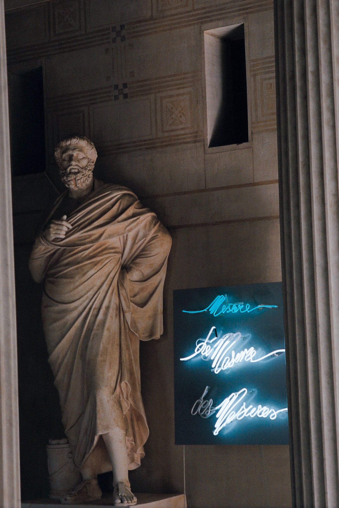 Plusieurs vocables sont venus se placer le long de la statue de Solon, l’un des fondateurs de la démocratie athénienne : mesure, démesure et des mesures. Écrits en néon, ils font écho à la pensée portée par Albert Camus dans L’Homme révolté : « La me