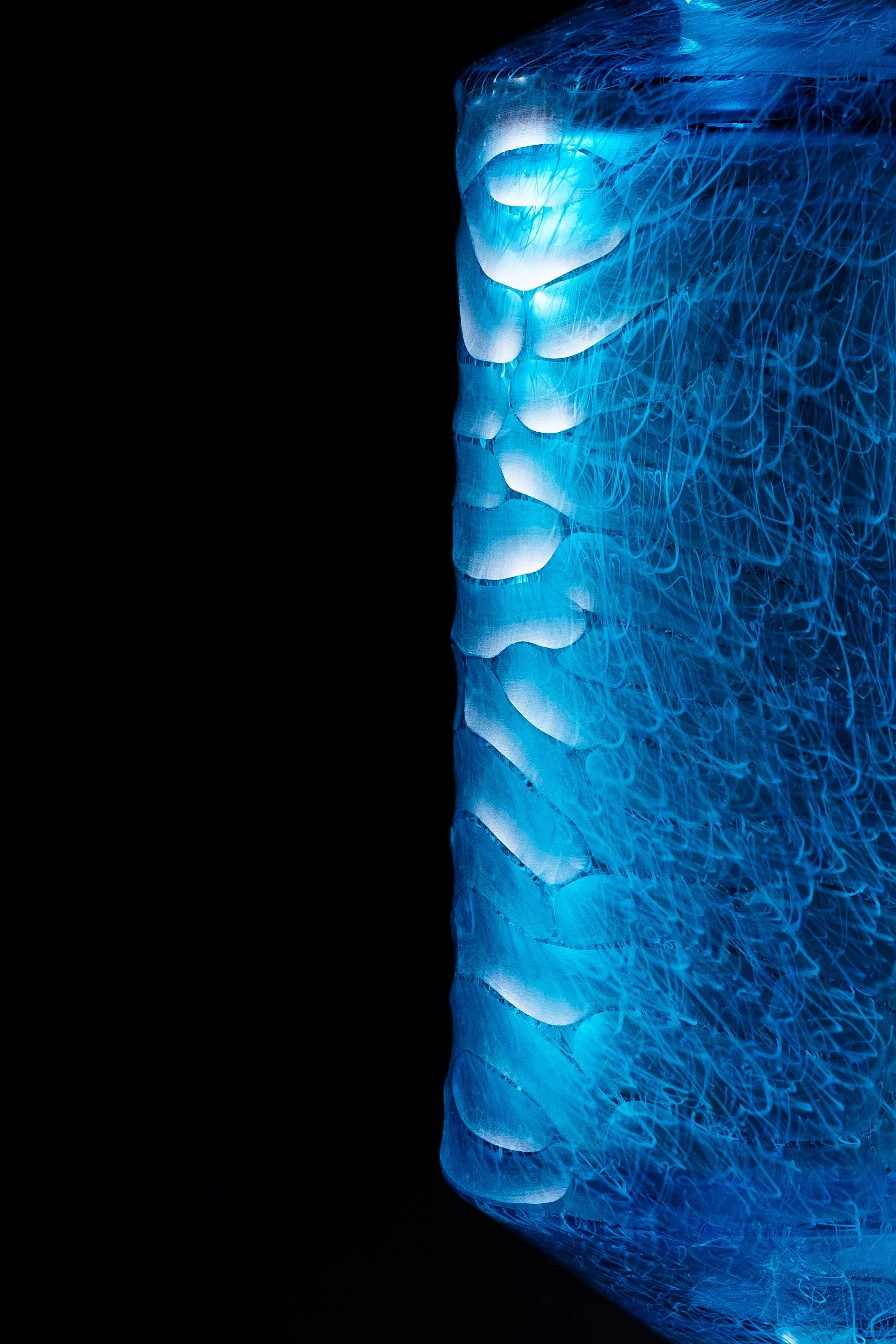 Vestiges Contemporains - 2022
Appartenant à la grande famille d’amphores anthropomorphes créées par Antoine Pierini, marquées par leurs couleurs, leurs matières et dont les anses se développent comme des oreilles à la Max Ernst, ces sculptures sont