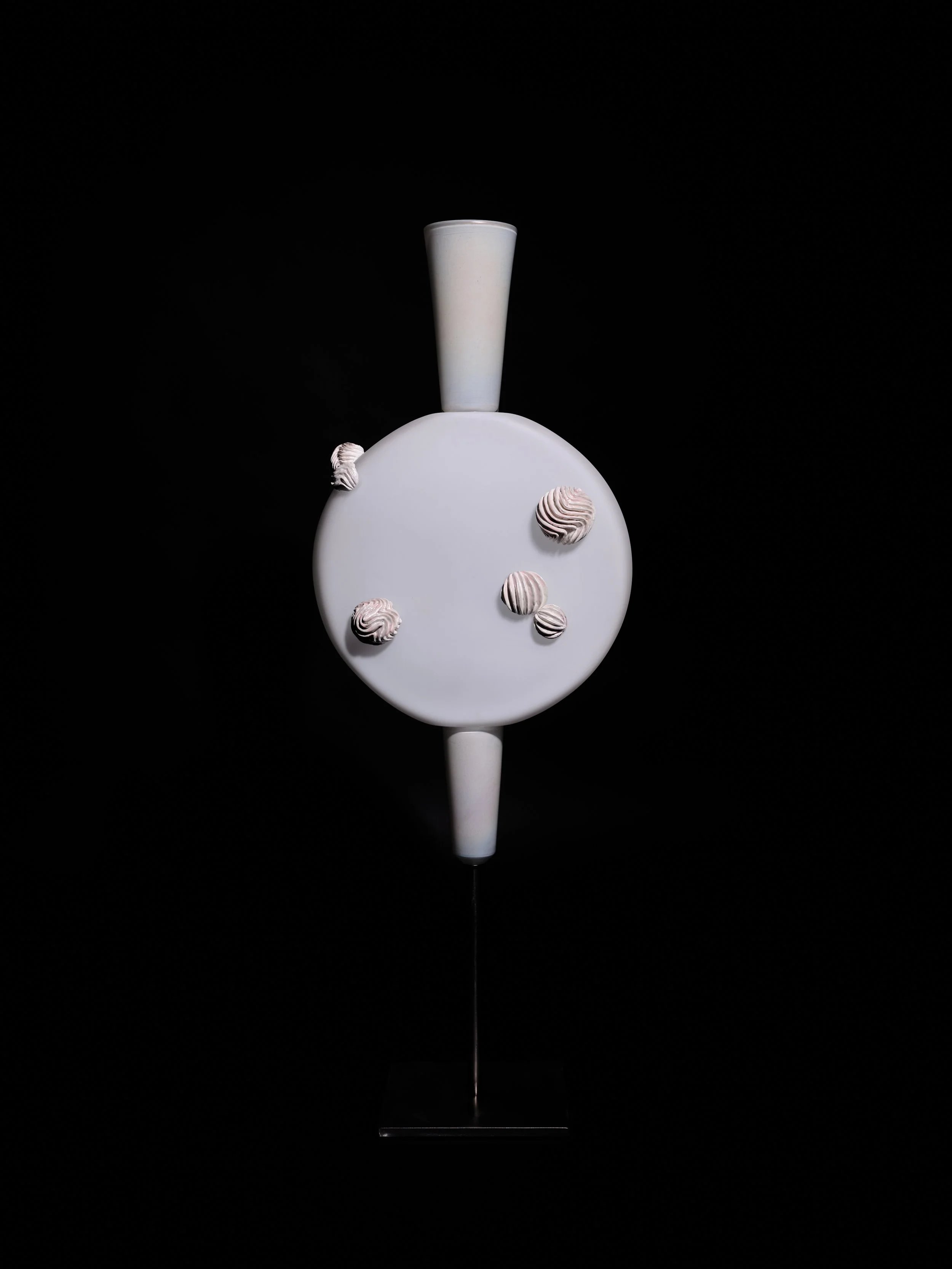 Vestiges Contemporains - 2022
Appartenant à la grande famille d’amphores anthropomorphes créées par Antoine Pierini, marquées par leurs couleurs, leurs matières et dont les anses se développent comme des oreilles à la Max Ernst, ces sculptures sont