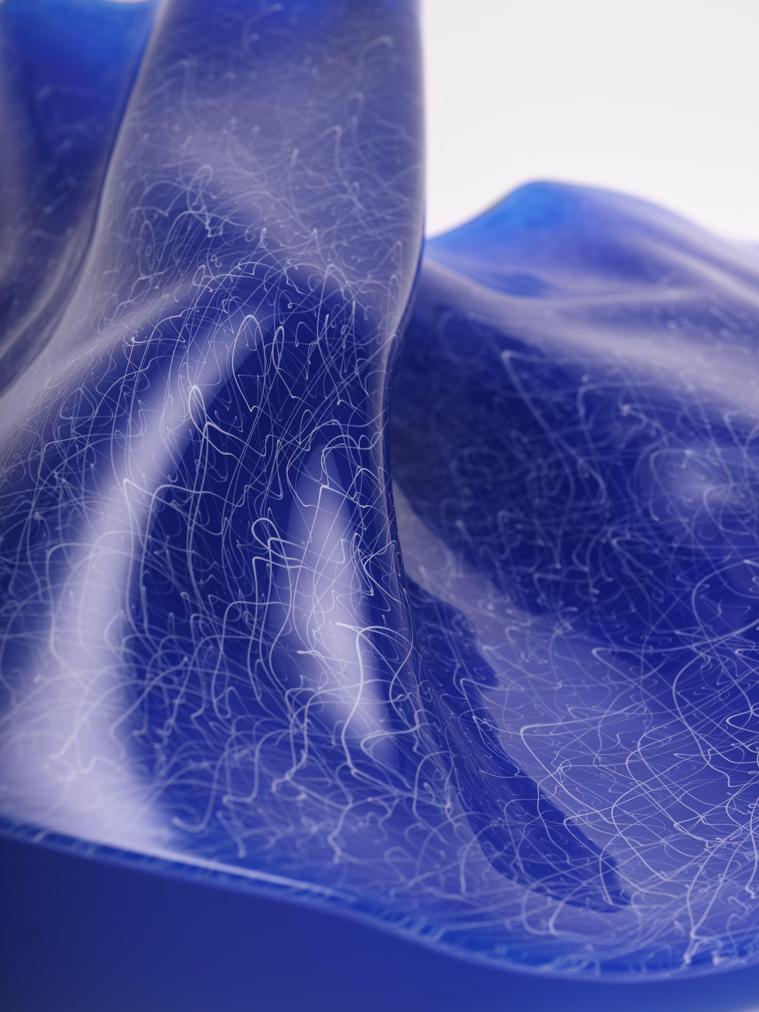« J’ai été saisi par les vagues roulantes, le miroitement de l’eau et je me suis mis à couper, couper le bleu par la bande et insuffler au verre ces mouvements, cette mémoire symbolique. » Antoine Pierini