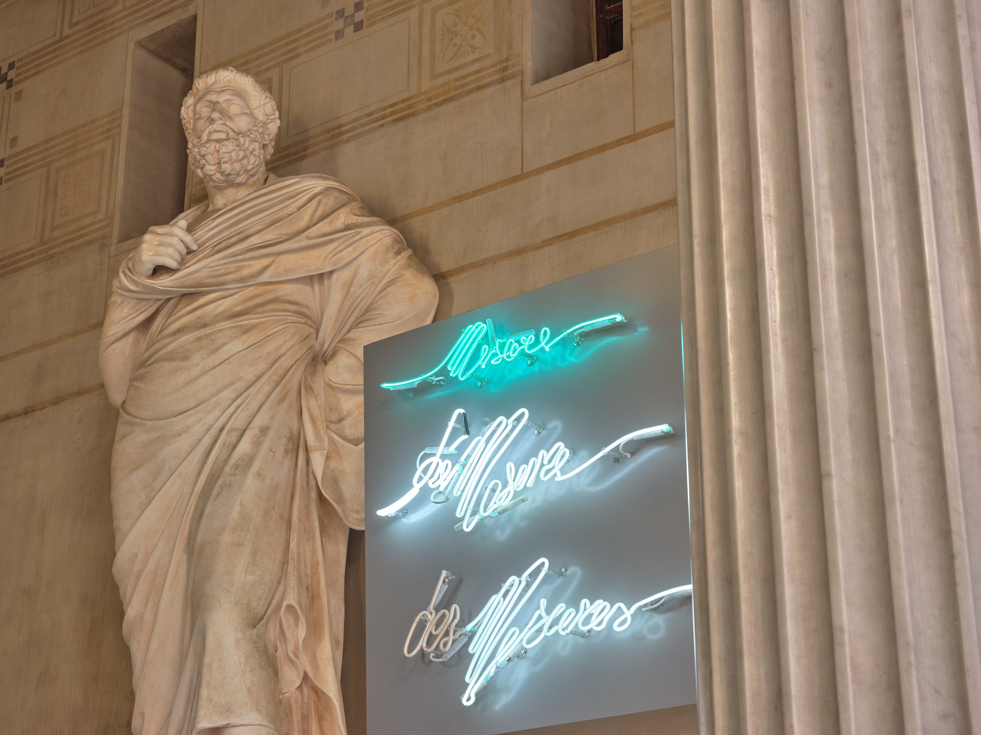 Plusieurs vocables sont venus se placer le long de la statue de Solon, l’un des fondateurs de la démocratie athénienne : mesure, démesure et des mesures. Écrits en néon, ils font écho à la pensée portée par Albert Camus dans L’Homme révolté : « La me