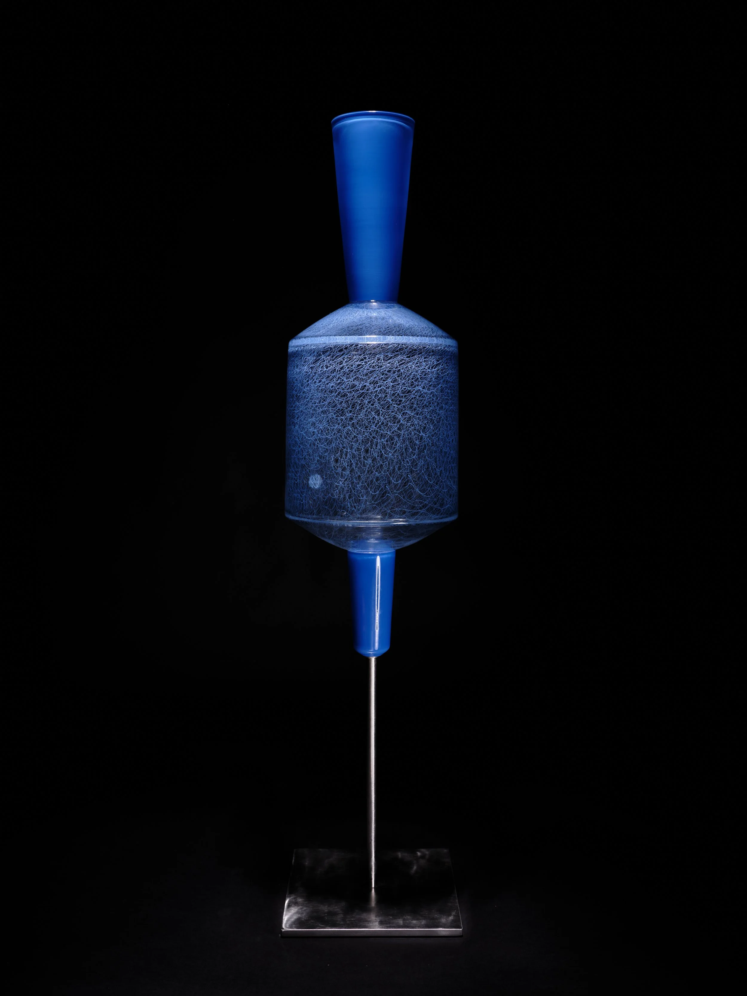 Vestiges Contemporains - 2022
Appartenant à la grande famille d’amphores anthropomorphes créées par Antoine Pierini, marquées par leurs couleurs, leurs matières et dont les anses se développent comme des oreilles à la Max Ernst, ces sculptures sont