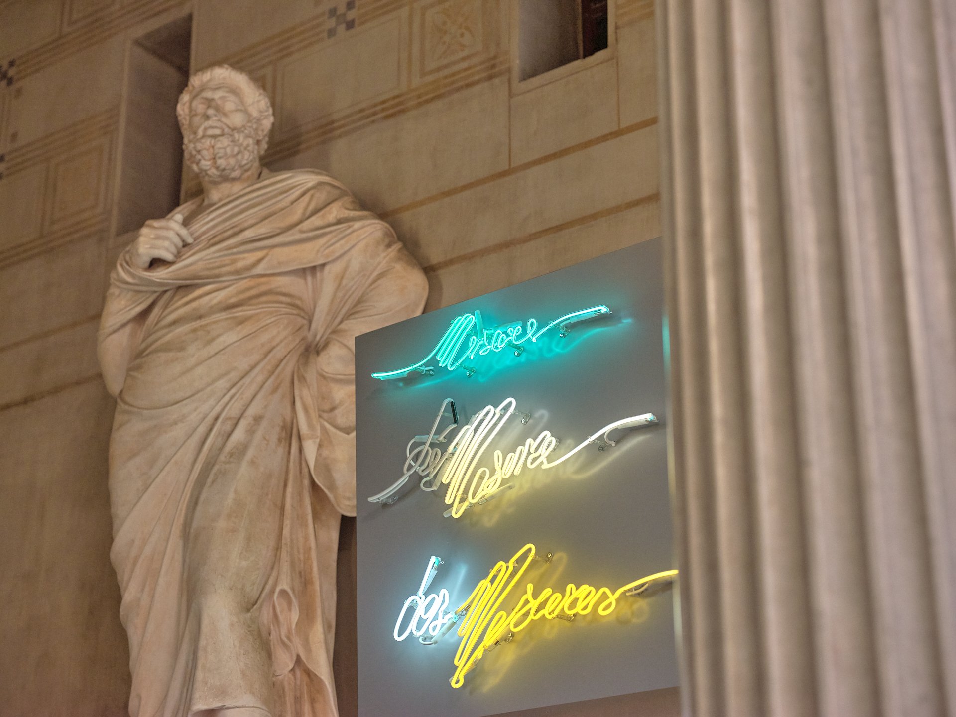 Plusieurs vocables sont venus se placer le long de la statue de Solon, l’un des fondateurs de la démocratie athénienne : mesure, démesure et des mesures. Écrits en néon, ils font écho à la pensée portée par Albert Camus dans L’Homme révolté : « La me
