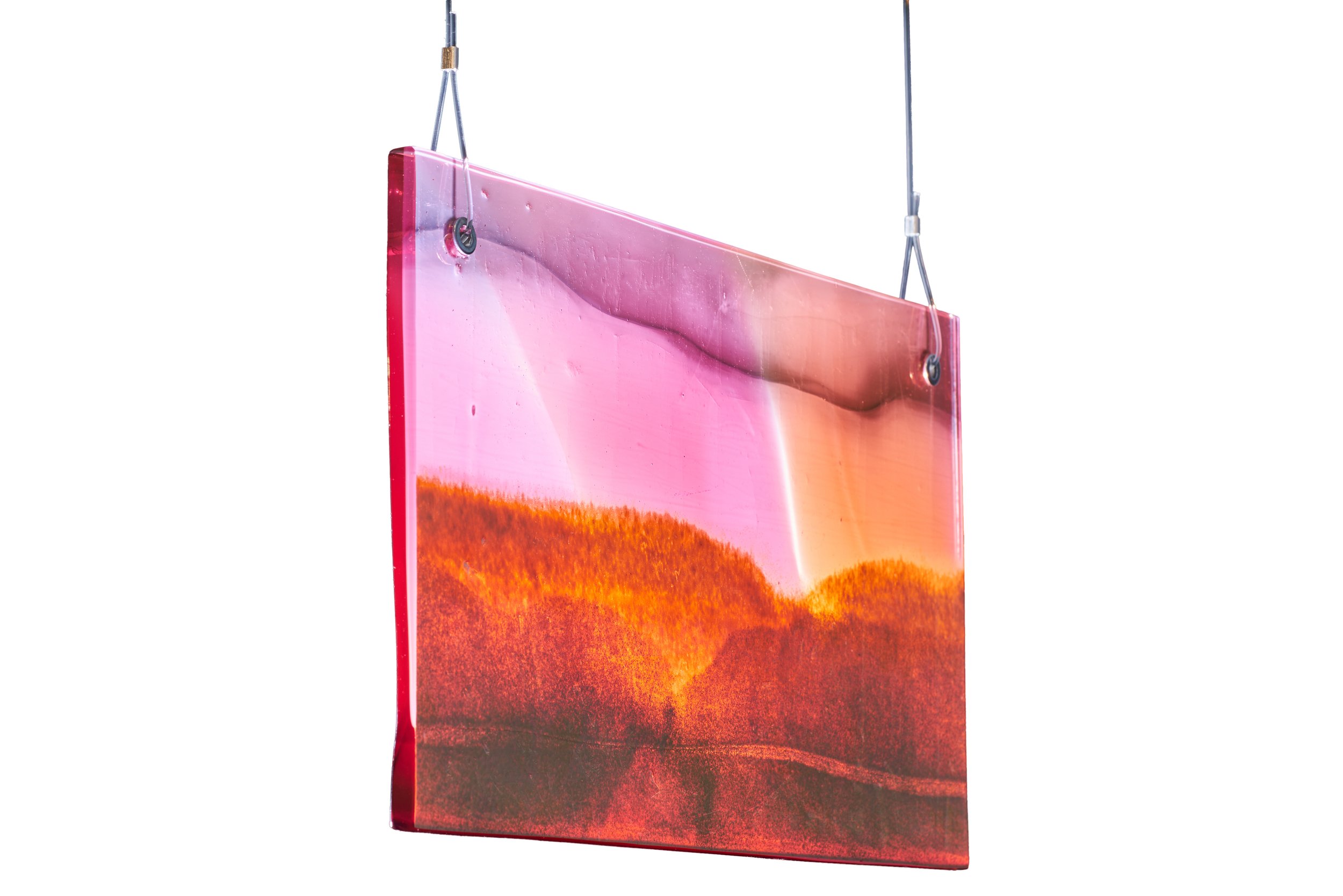 A l’image des glacis de la peinture à l’huile, les couches de verre successives apportent aux Horizons leur profondeur et leur richesse chromatique. Ces écrans de verre invitent à regarder au-delà.