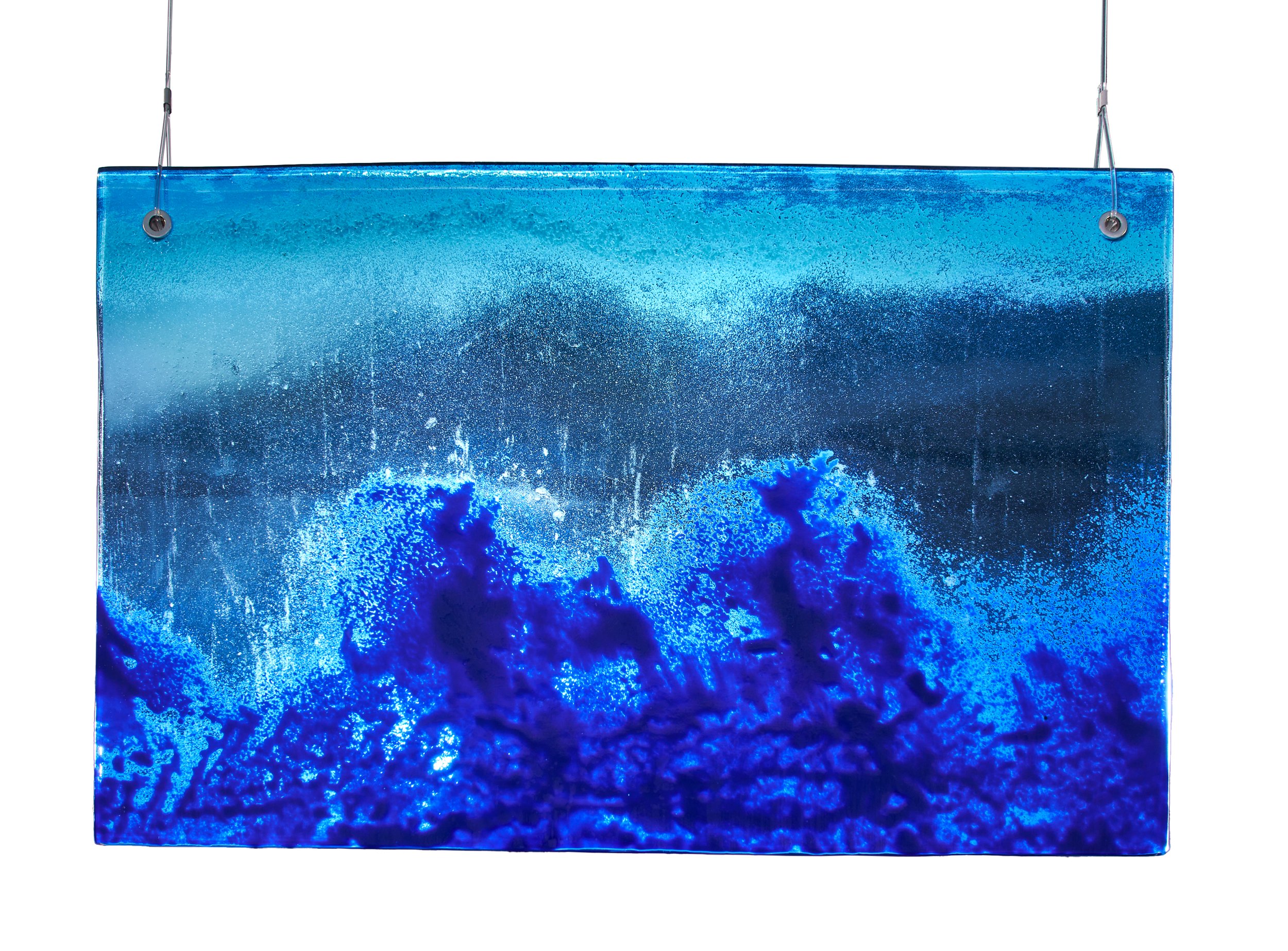 A l’image des glacis de la peinture à l’huile, les couches de verre successives apportent aux Horizons leur profondeur et leur richesse chromatique. Ces écrans de verre invitent à regarder au-delà.