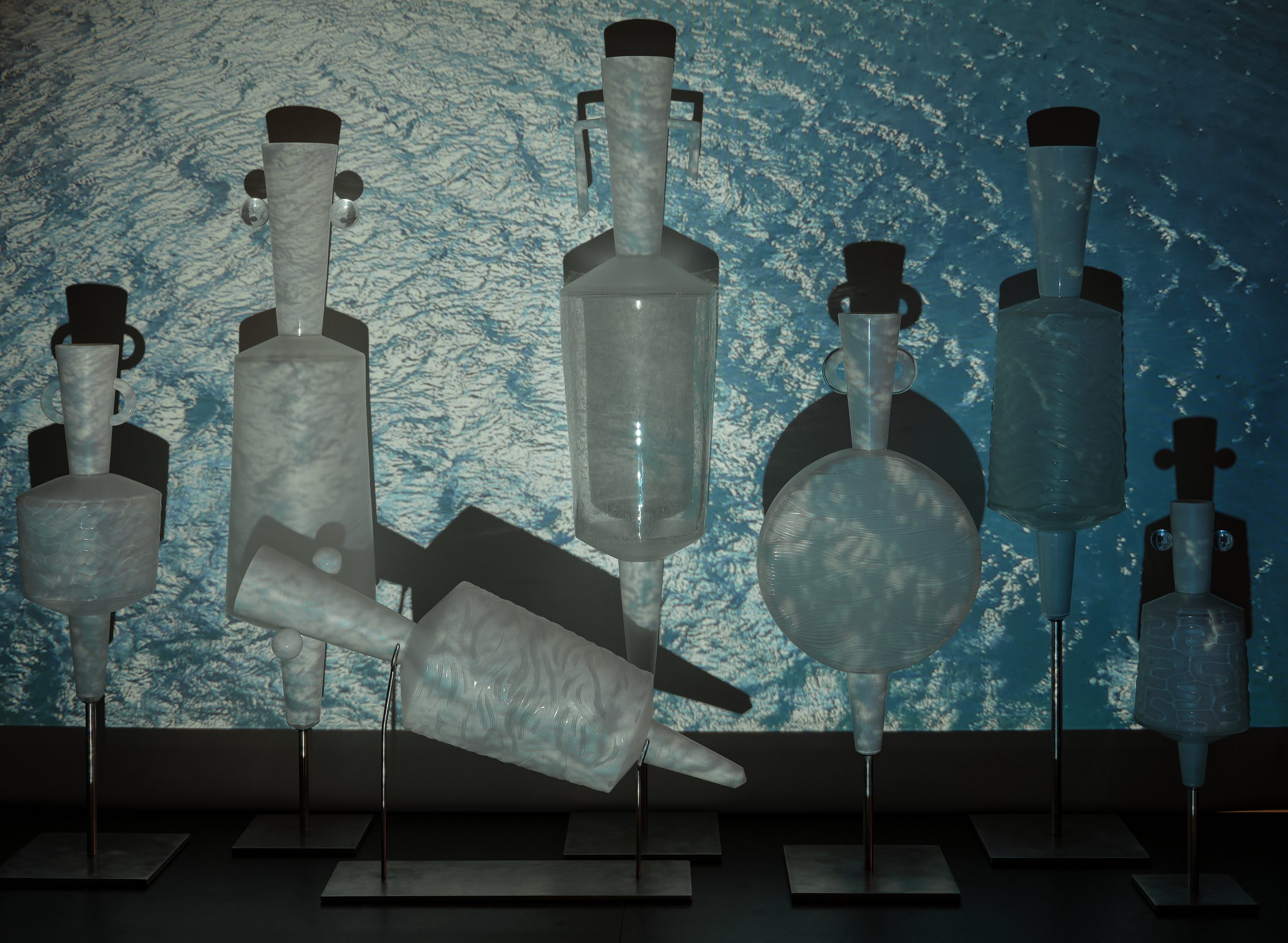 En détournant les amphores de leur fonction utilitaire et en remplaçant l’opacité de l’argile par la luminosité du verre, Antoine Pierini a imaginé des sculptures baptisées Vestiges Contemporains. S’inspirant des amphores antiques, des modèles cyclad