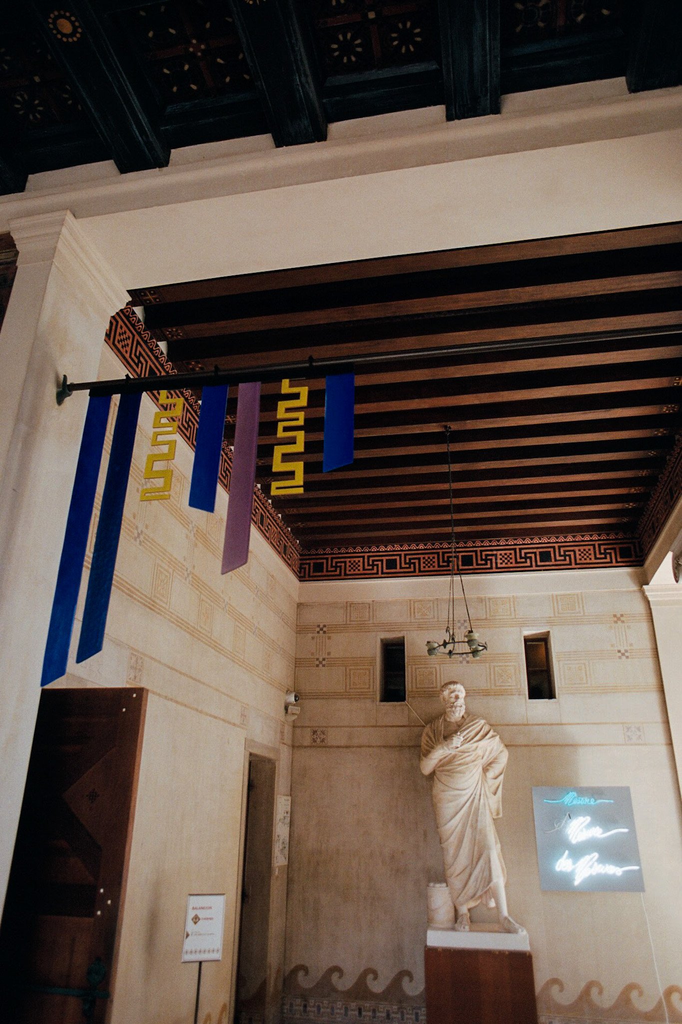 Plusieurs vocables sont venus se placer le long de la statue de Solon, l’un des fondateurs de la démocratie athénienne : mesure, démesure et des mesures. Écrits en néon, ils font écho à la pensée portée par Albert Camus dans L’Homme révolté : « La me
