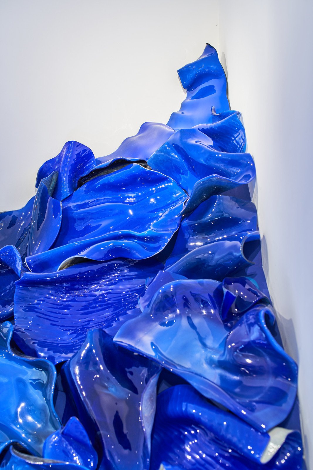 C’est une apothéose de l’art du verre qui se déploie ici en vagues. Mare internum, cette expression a pu occasionnellement désigner la Méditerranée durant l’Antiquité. Dans cette mer indomptable, la révolte est le mouvement de la vie. « Homme libre,