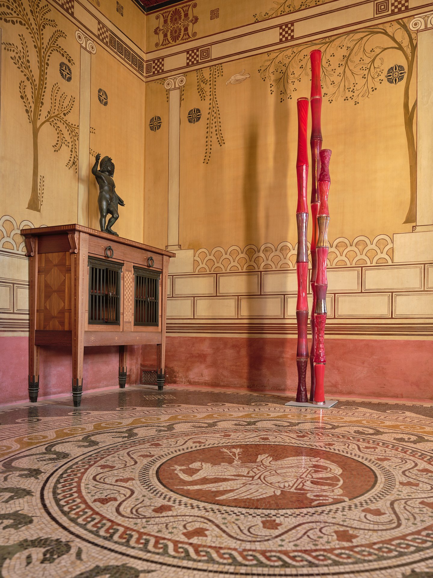 Antoine Pierini sculpte la nature en formes symboliques. Ses Colonnes Roseaux qui tendent vers l’épure sont un hommage par le verre à la Colonne sans fin de Constantin Brancusi. Elles sont ce lien entre intérieur et extérieur, l’homme et son milieu,