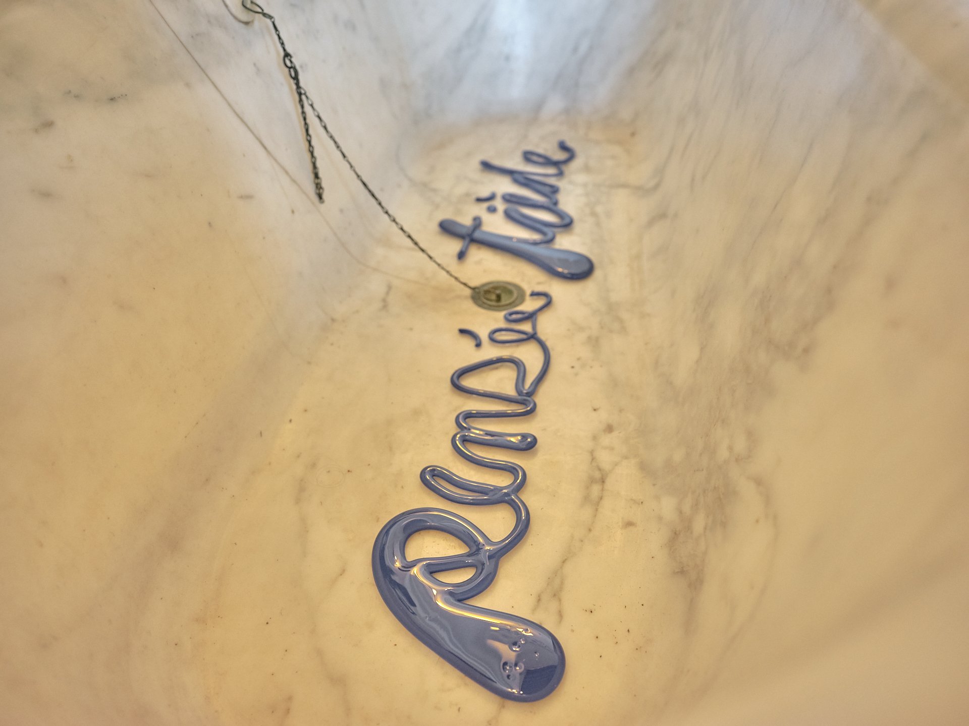Le verre de la Pensée Tiède a coulé dans une baignoire en marbre de Carrare .Dans cette mise en scène, l’œuvre glisse ironiquement vers l’évacuation de la baignoire comme s’effaceraient les âmes tièdes dans le théâtre de la vie.