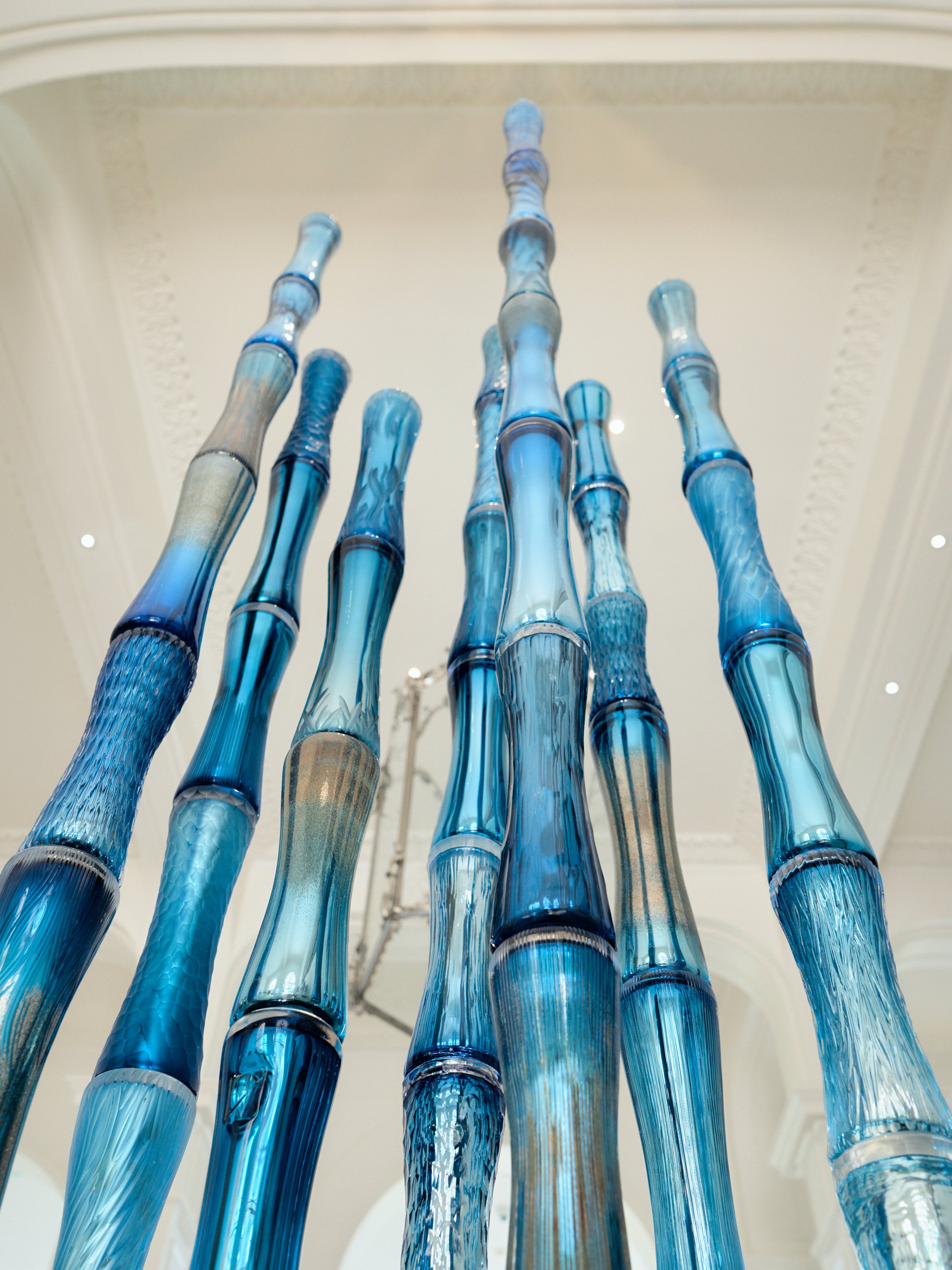 Antoine Pierini sculpte la nature en formes symboliques. Ses Colonnes Roseaux qui tendent vers l’épure sont un hommage par le verre à la Colonne sans fin de Constantin Brancusi. Elles sont ce lien entre intérieur et extérieur, l’homme et son milieu,