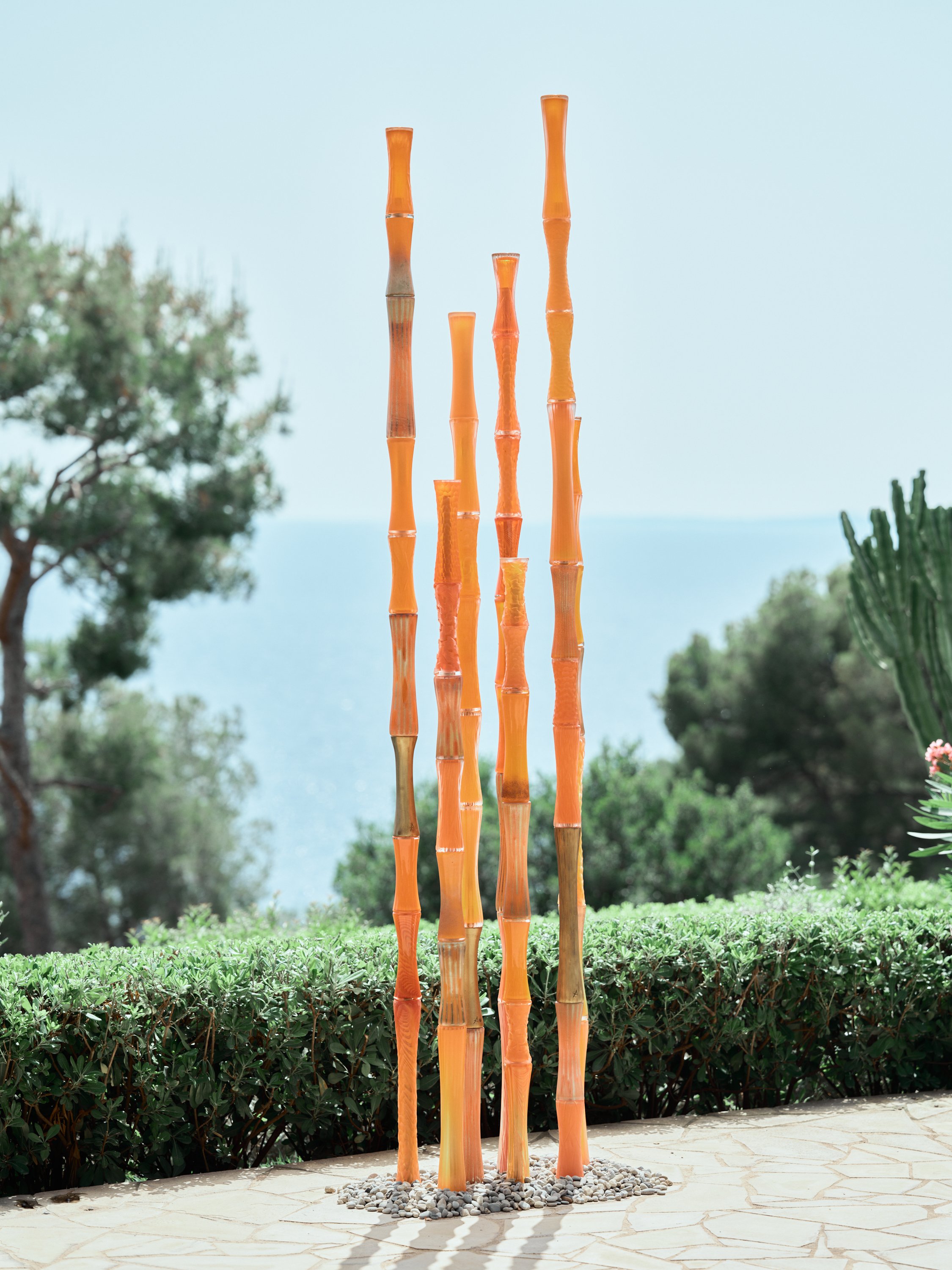 Antoine Pierini sculpte la nature en formes symboliques. Ses Colonnes Roseaux qui tendent vers l’épure sont un hommage par le verre à la Colonne sans fin de Constantin Brancusi. Elles sont ce lien entre intérieur et extérieur, l’homme et son milieu,