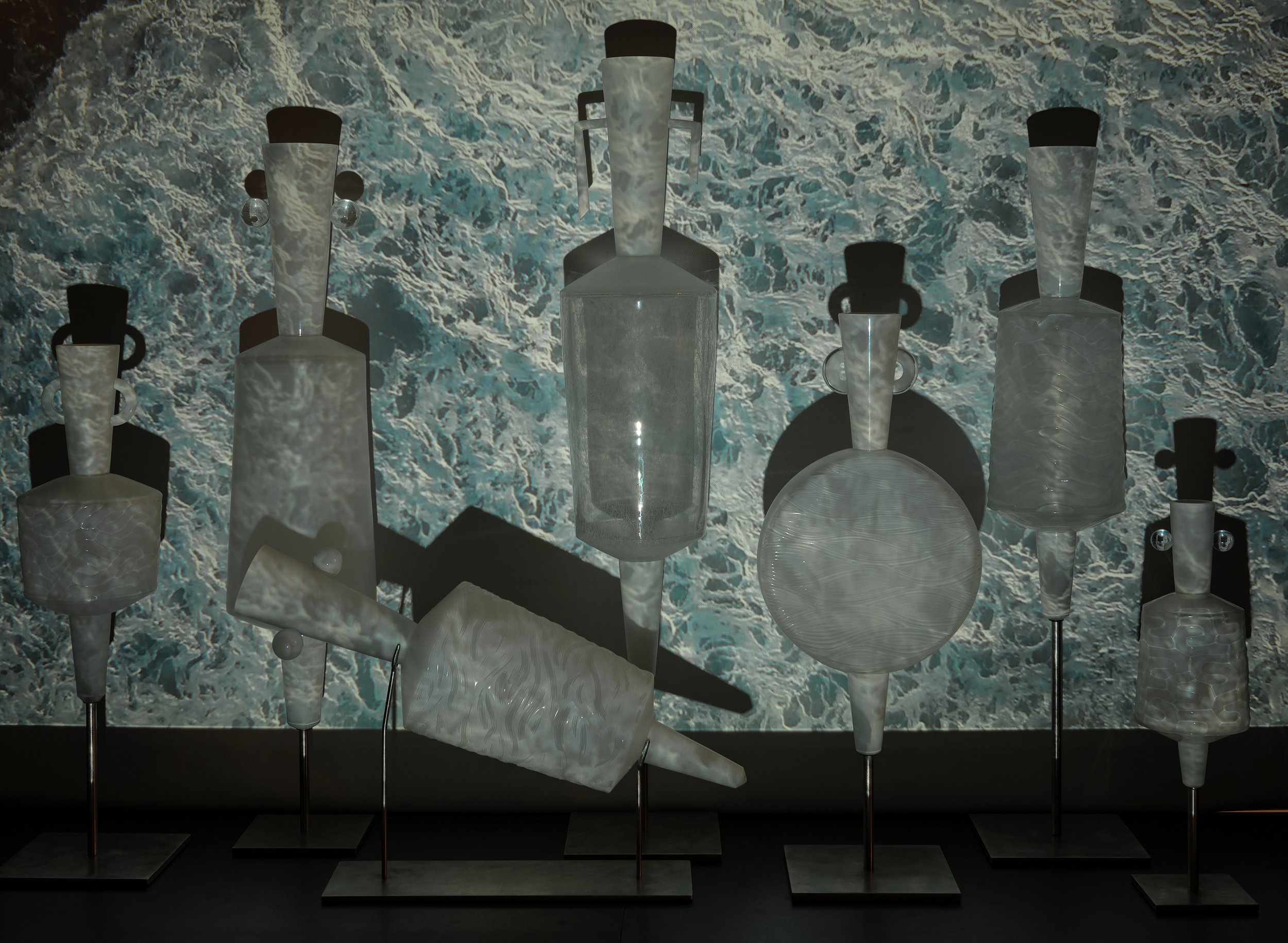 En détournant les amphores de leur fonction utilitaire et en remplaçant l’opacité de l’argile par la luminosité du verre, Antoine Pierini a imaginé des sculptures baptisées Vestiges Contemporains. S’inspirant des amphores antiques, des modèles cyclad