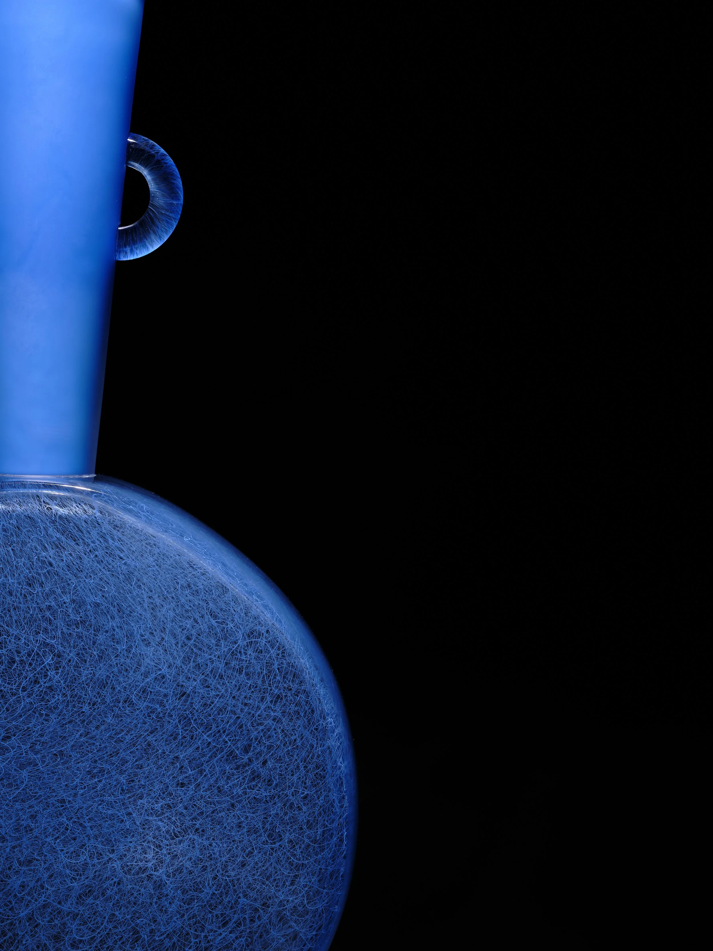 Vestiges Contemporains - 2022
Appartenant à la grande famille d’amphores anthropomorphes créées par Antoine Pierini, marquées par leurs couleurs, leurs matières et dont les anses se développent comme des oreilles à la Max Ernst, ces sculptures sont