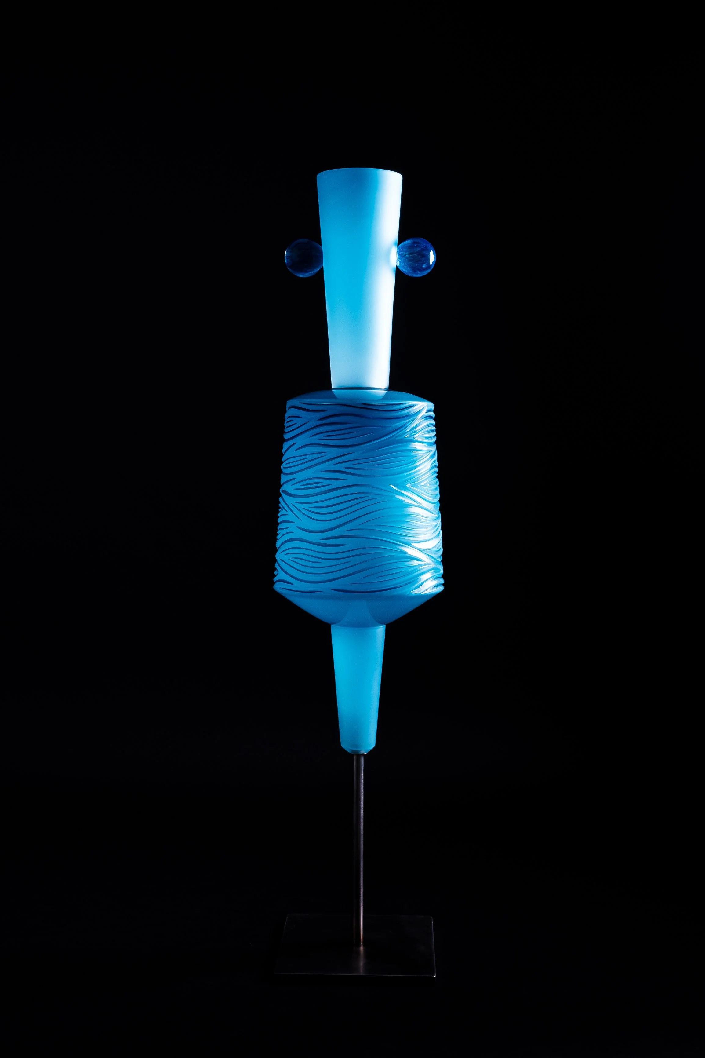 Vestiges Contemporains - 2022
Appartenant à la grande famille d’amphores anthropomorphes créées par Antoine Pierini, marquées par leurs couleurs, leurs matières et dont les anses se développent comme des oreilles à la Max Ernst, ces sculptures sont