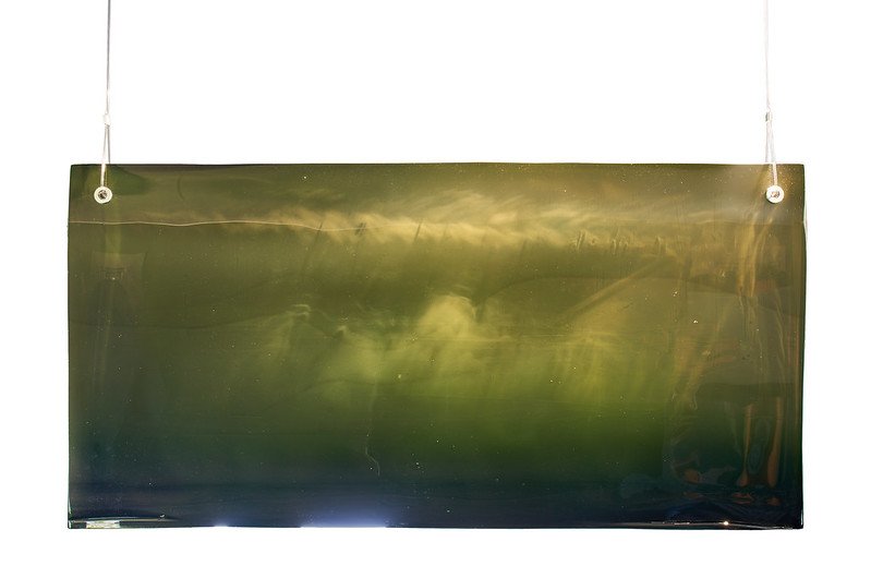 A l’image des glacis de la peinture à l’huile, les couches de verre successives apportent aux Horizons leur profondeur et leur richesse chromatique. Ces écrans de verre invitent à regarder au-delà.