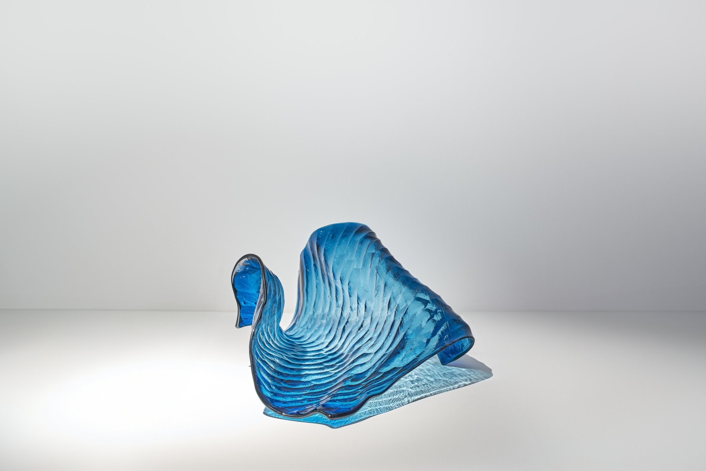 « J’ai été saisi par les vagues roulantes, le miroitement de l’eau et je me suis mis à couper, couper le bleu par la bande et insuffler au verre ces mouvements, cette mémoire symbolique. » Antoine Pierini