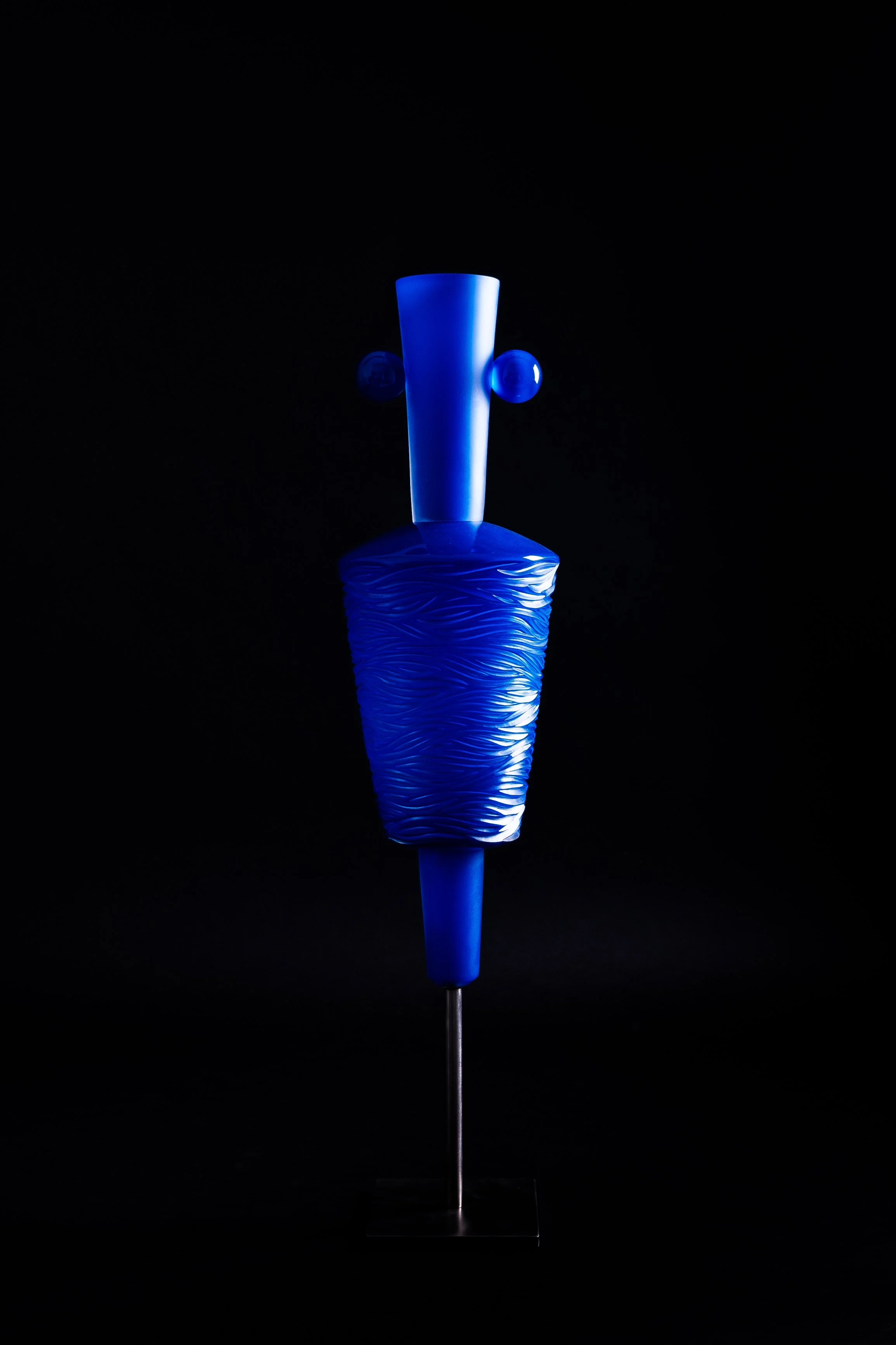 Vestiges Contemporains - 2022
Appartenant à la grande famille d’amphores anthropomorphes créées par Antoine Pierini, marquées par leurs couleurs, leurs matières et dont les anses se développent comme des oreilles à la Max Ernst, ces sculptures sont