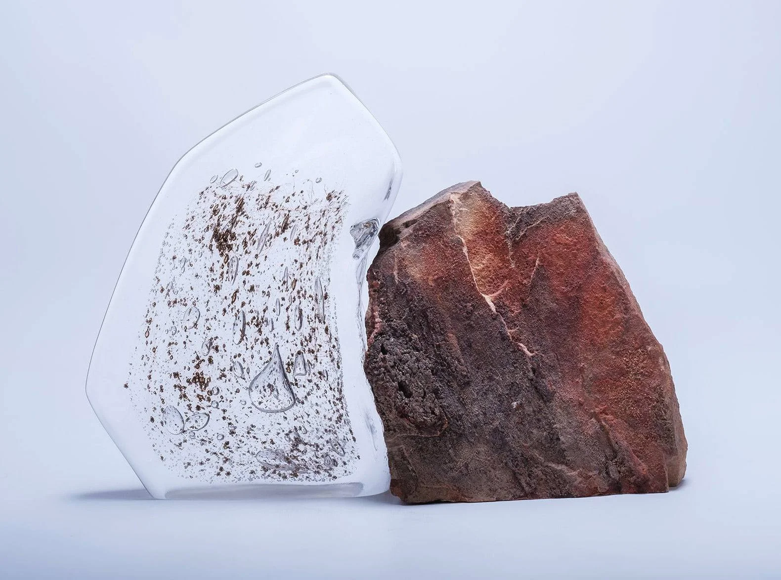 Lorsqu'elles sont touchées par la foudre, les roches siliceuses comme celles que l'on retrouve dans la Vallée du Mercantour ont la faculté de se transformer en morceaux de verre naturel. Un phénomène qui a inspiré à Antoine Pierini cette série de scu
