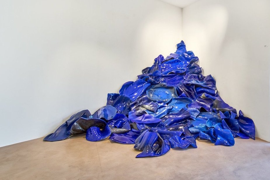 C’est une apothéose de l’art du verre qui se déploie ici en vagues. Mare internum, cette expression a pu occasionnellement désigner la Méditerranée durant l’Antiquité. Dans cette mer indomptable, la révolte est le mouvement de la vie. « Homme libre,